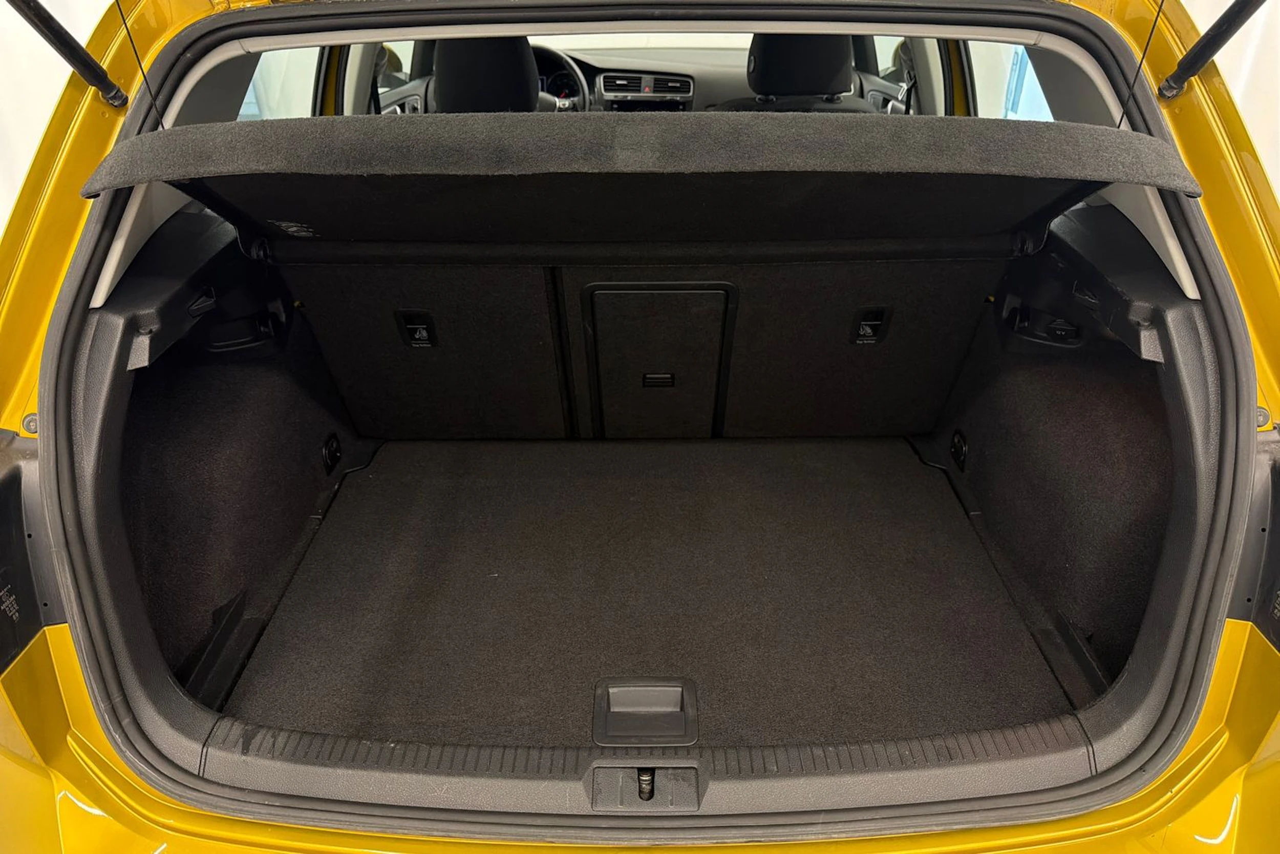 keltainen Volkswagen Golf 2018 kuva 13.