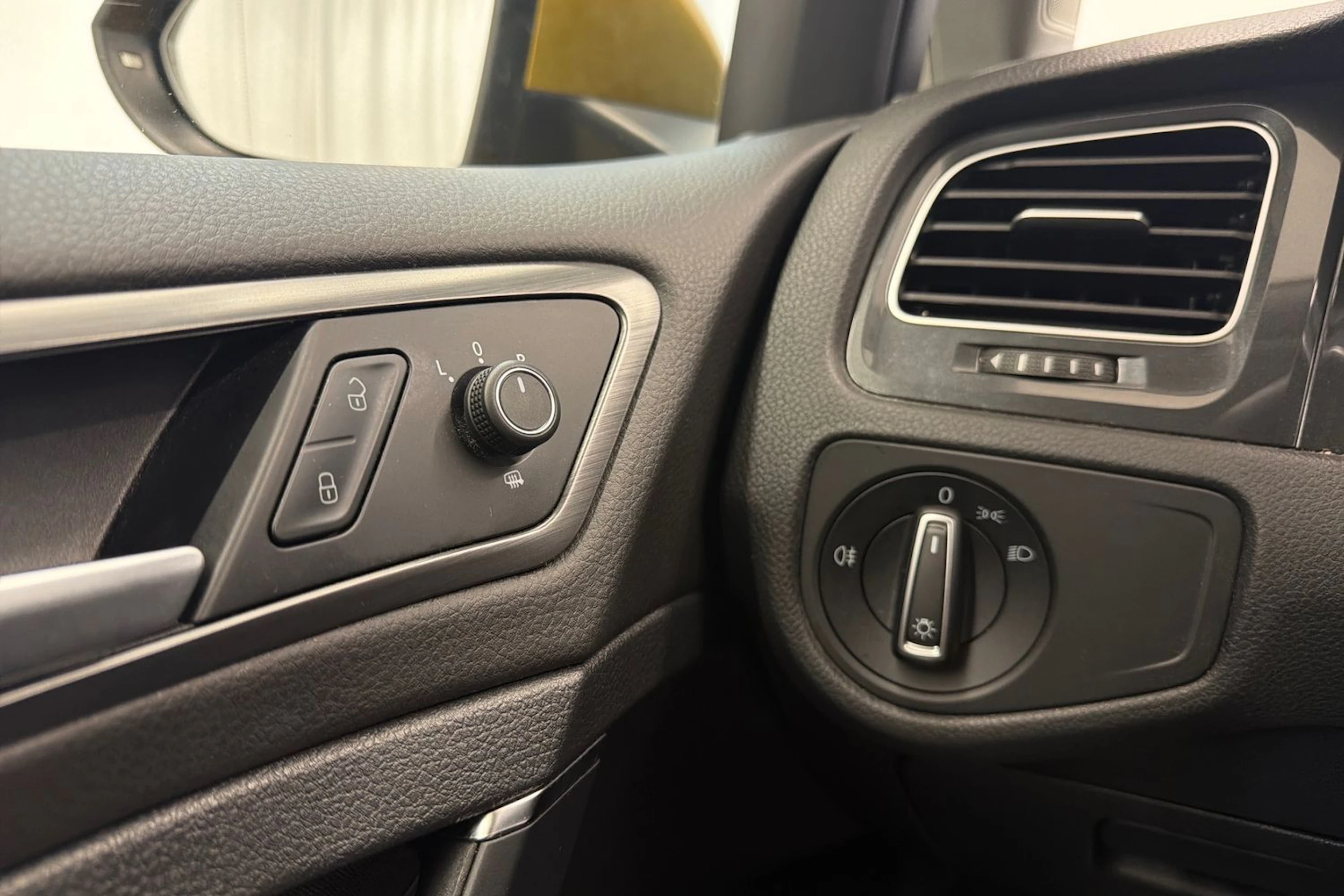 keltainen Volkswagen Golf 2018 kuva 16.