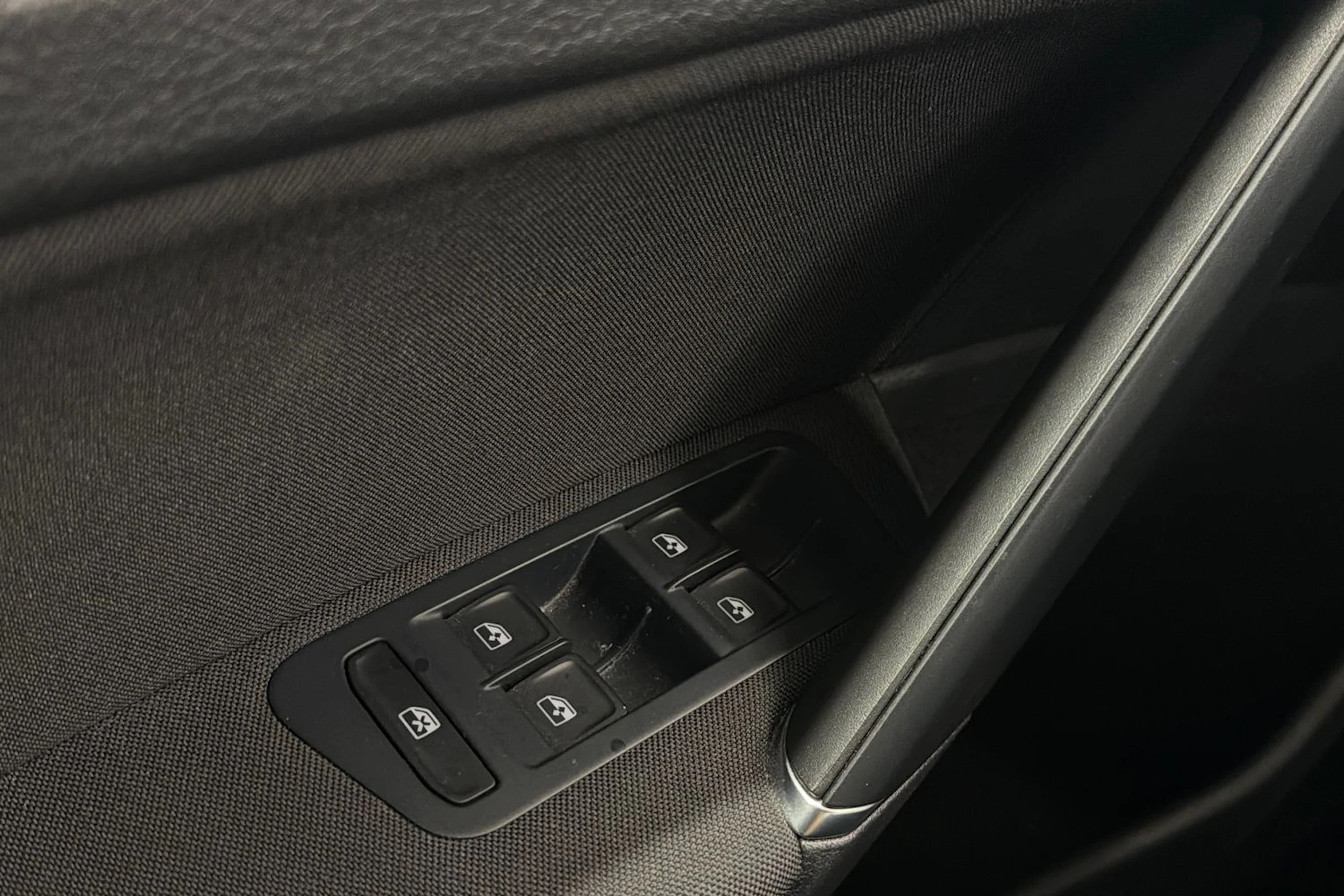 keltainen Volkswagen Golf 2018 kuva 17.