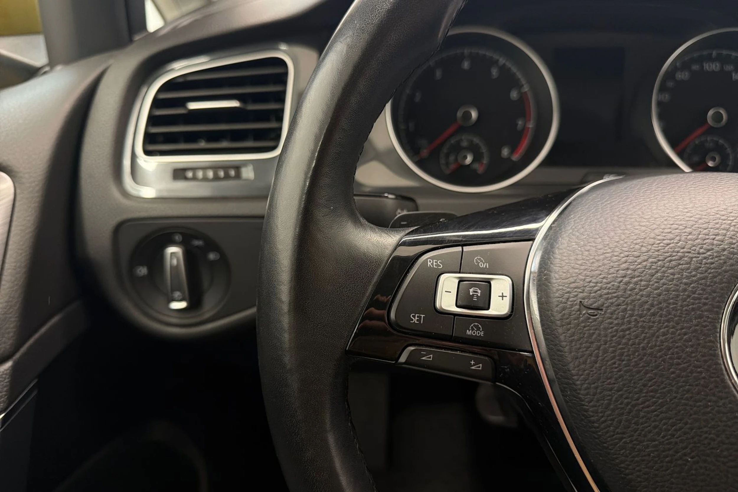 keltainen Volkswagen Golf 2018 kuva 18.