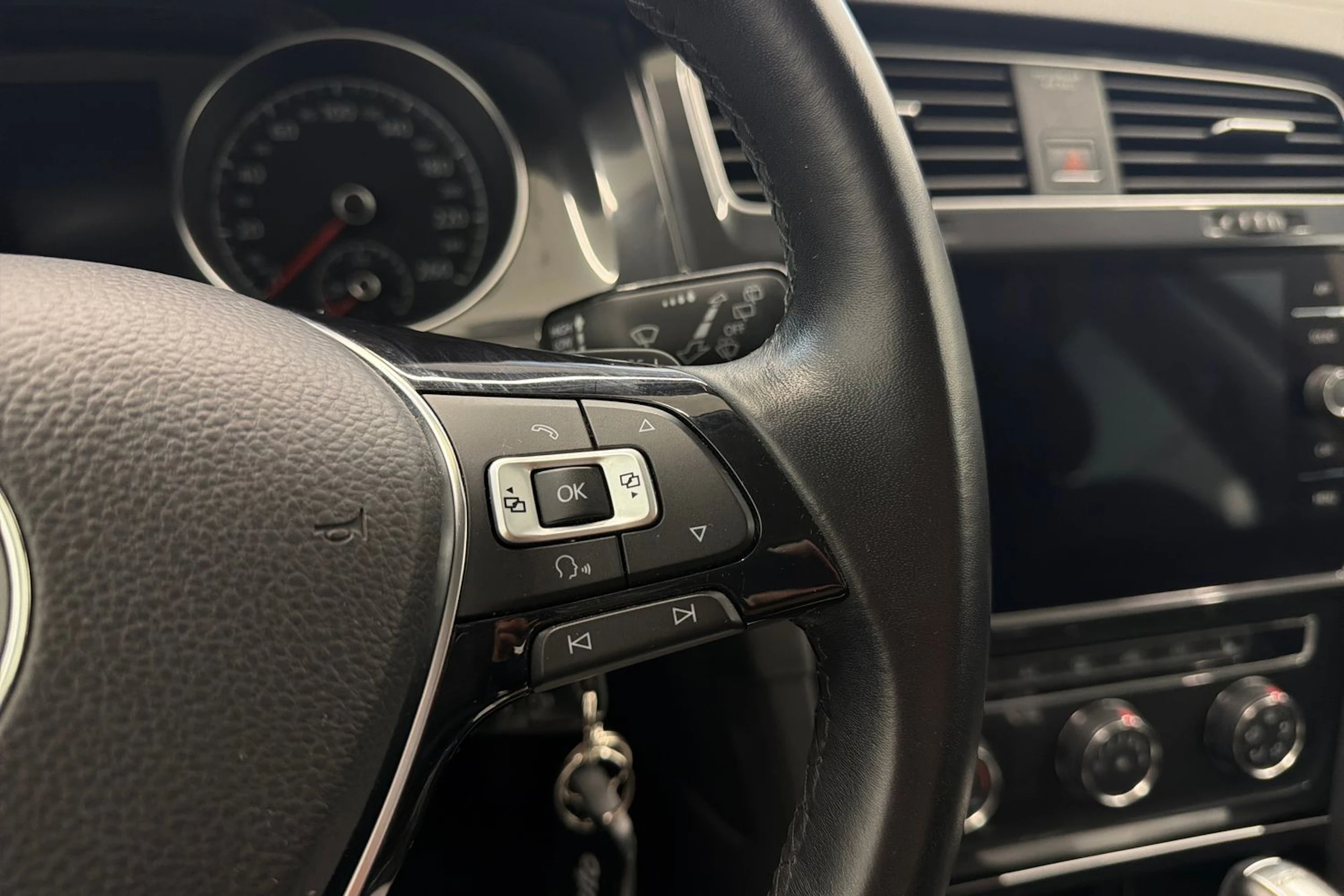 keltainen Volkswagen Golf 2018 kuva 19.