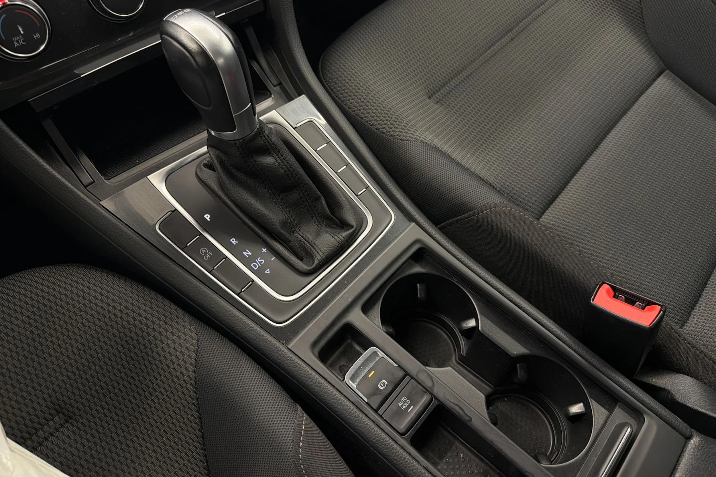 keltainen Volkswagen Golf 2018 kuva 20.