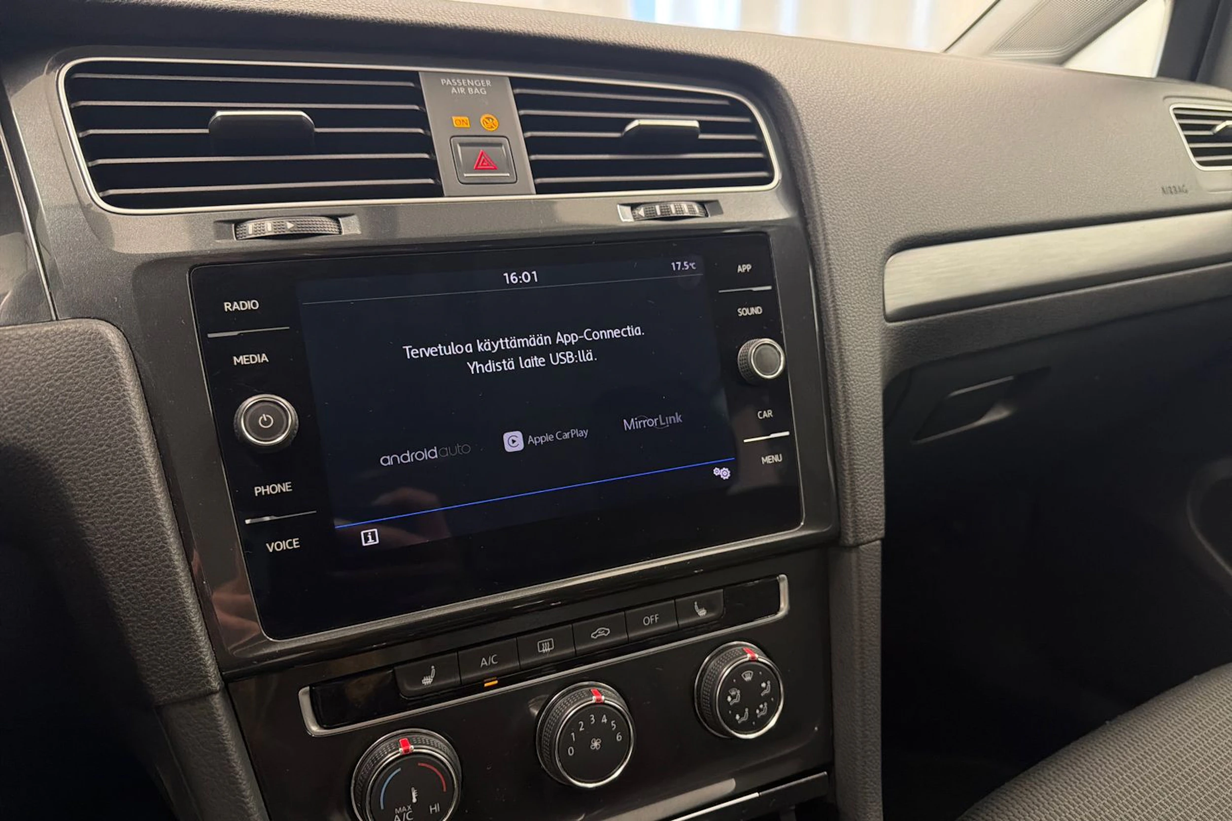 keltainen Volkswagen Golf 2018 kuva 22.