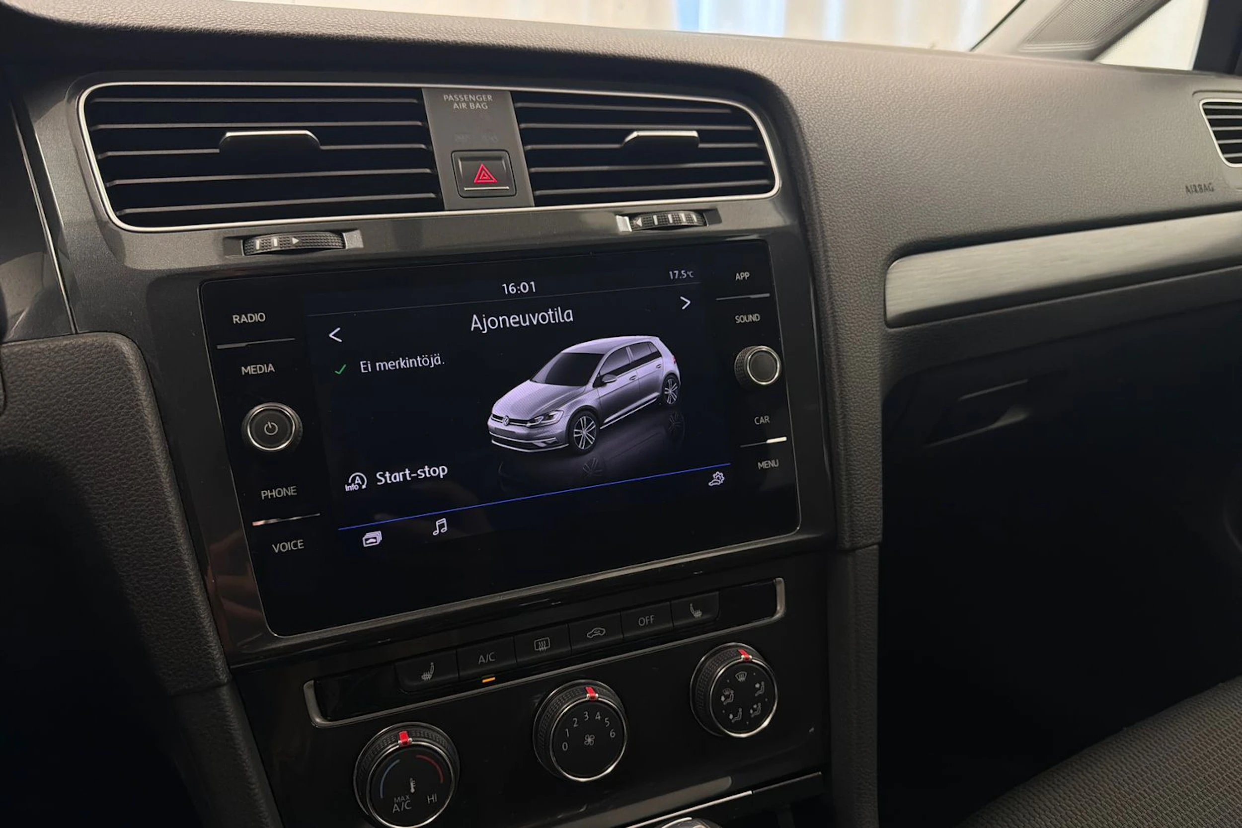 keltainen Volkswagen Golf 2018 kuva 23.