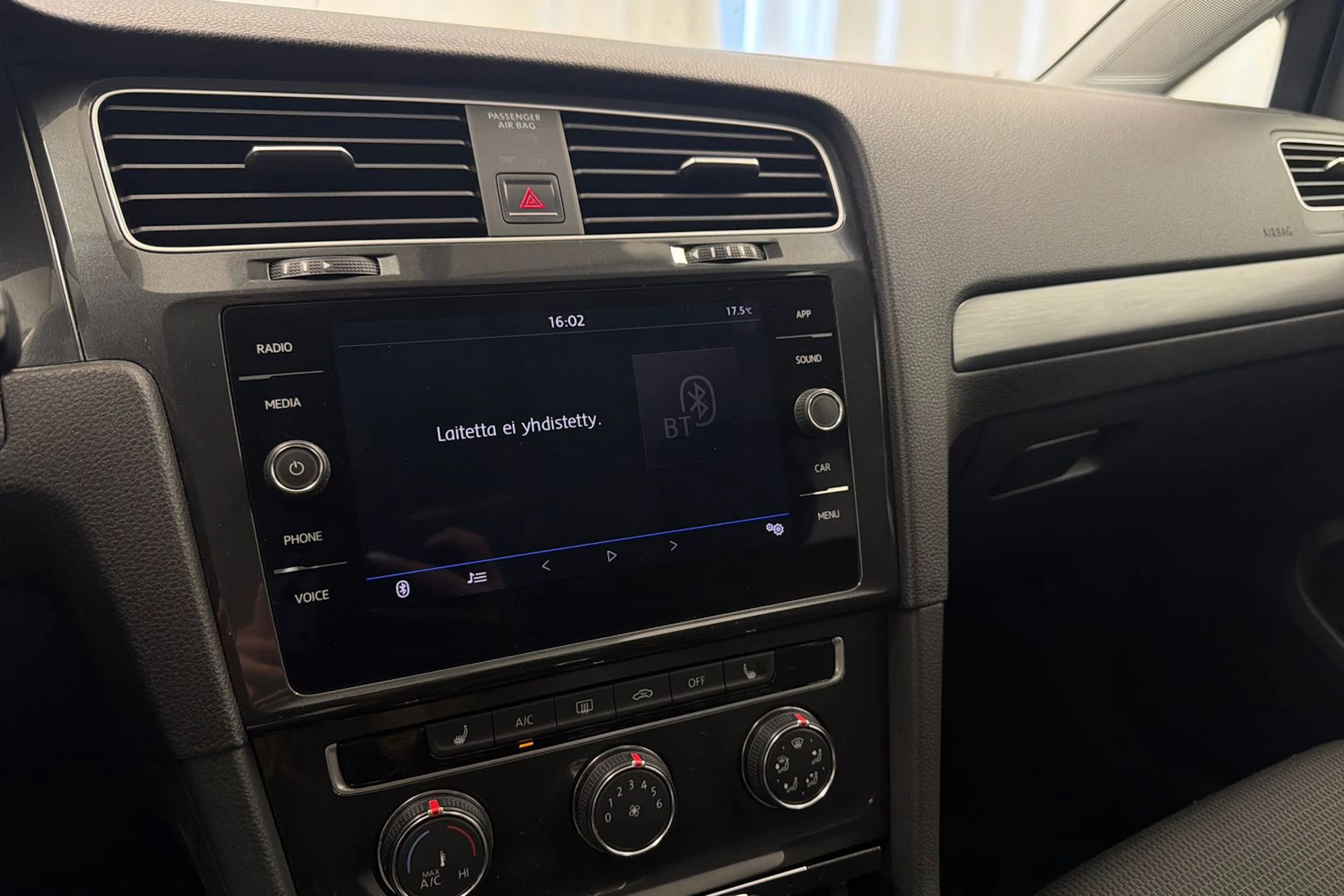 keltainen Volkswagen Golf 2018 kuva 24.