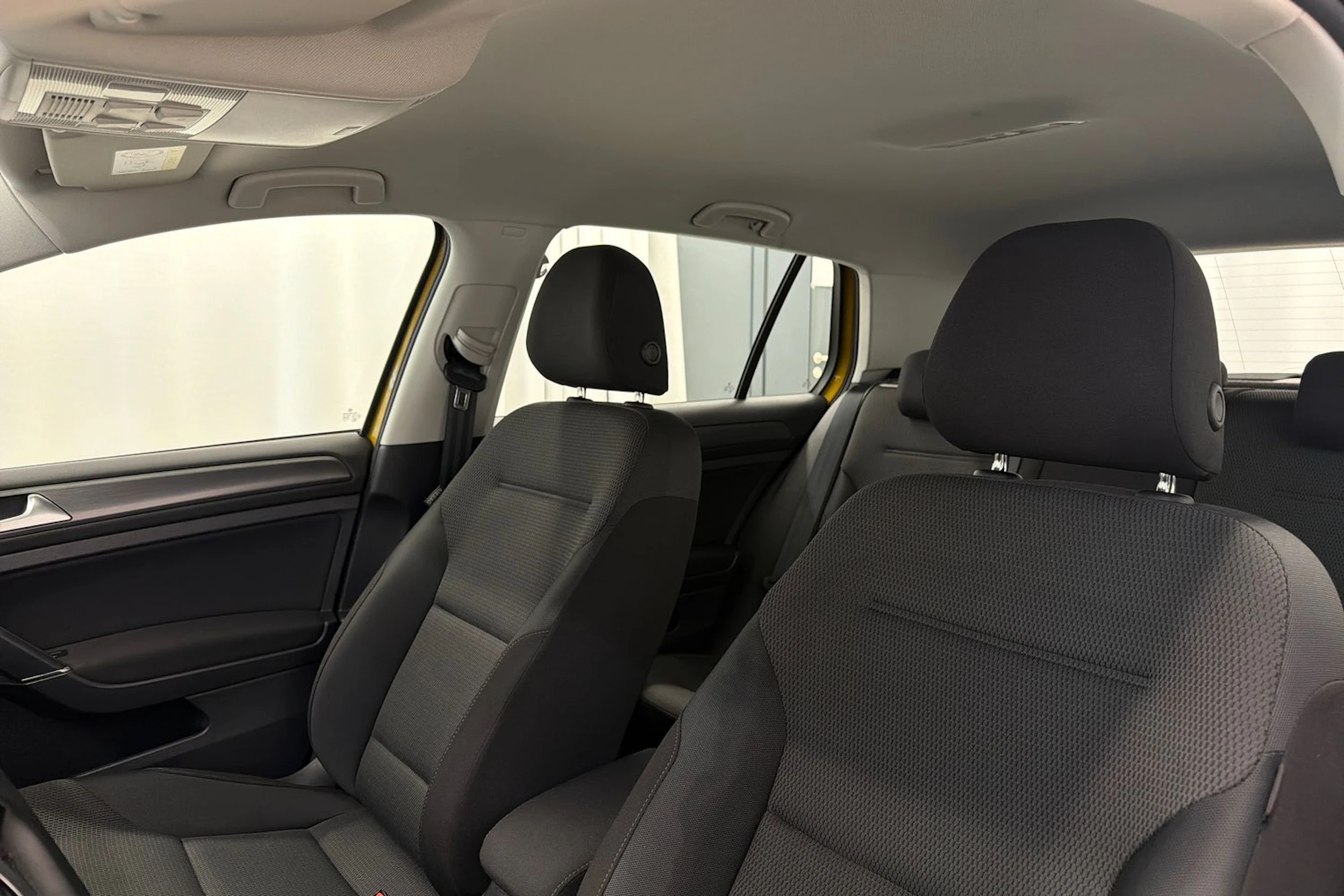 keltainen Volkswagen Golf 2018 kuva 25.