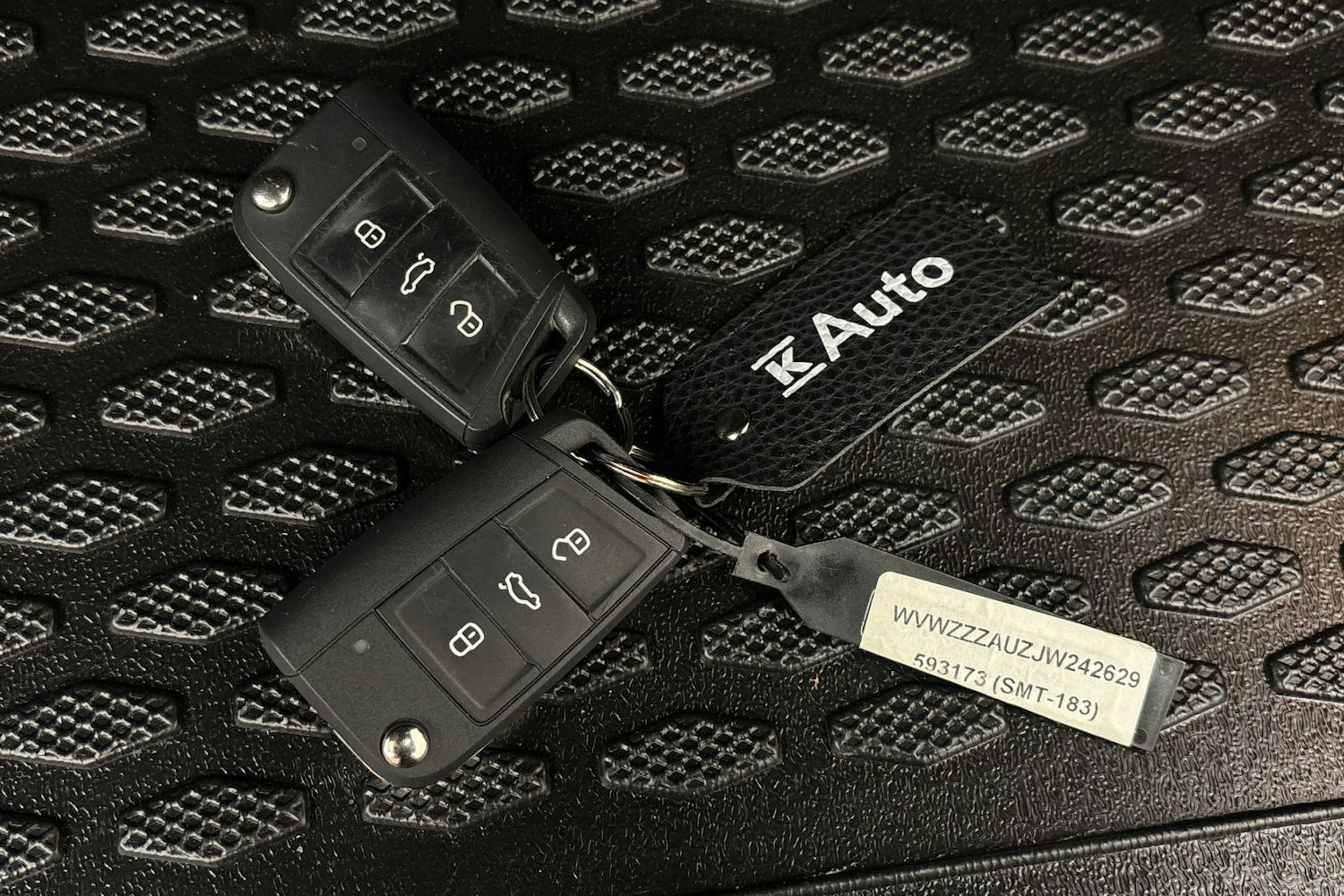 harmaa Volkswagen Golf 2018 kuva 25.