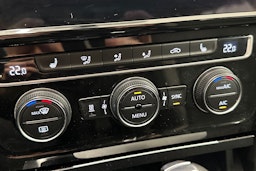 musta Volkswagen Golf 2018 kuva 22.