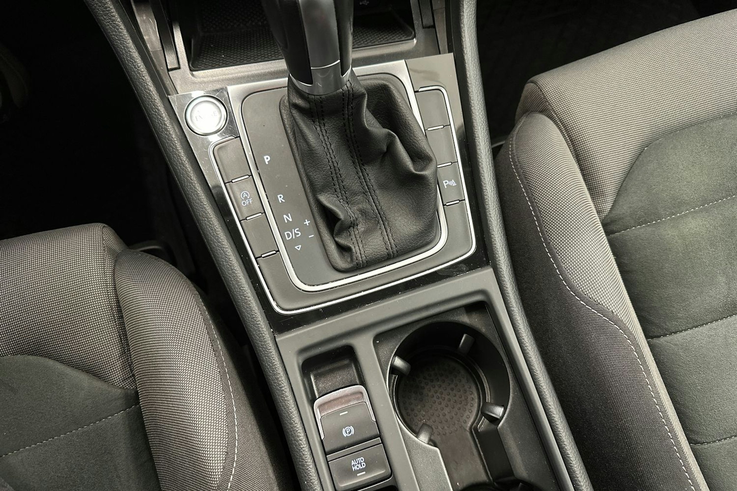 musta Volkswagen Golf 2018 kuva 23.