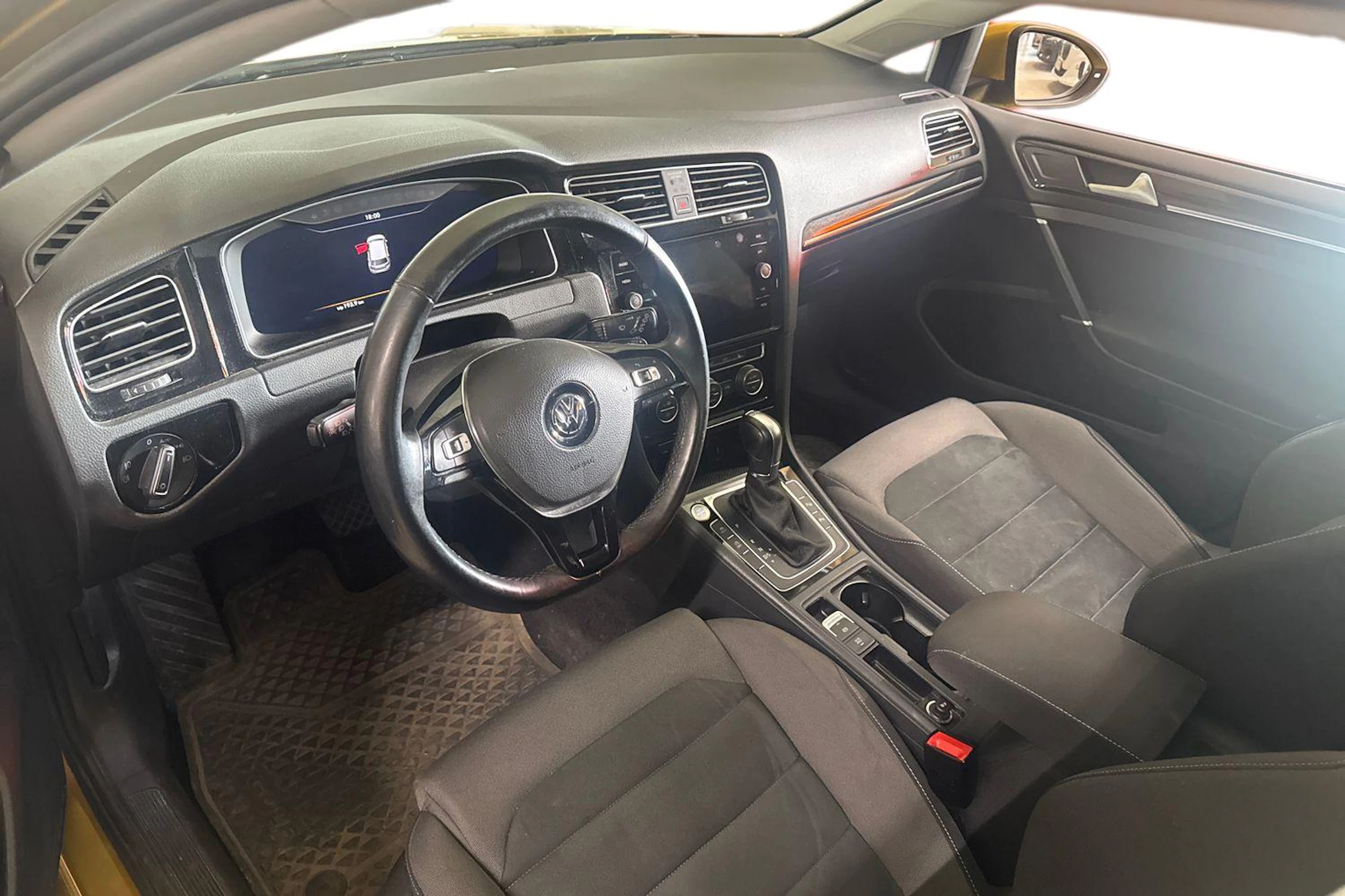 keltainen Volkswagen Golf 2018 kuva 3.