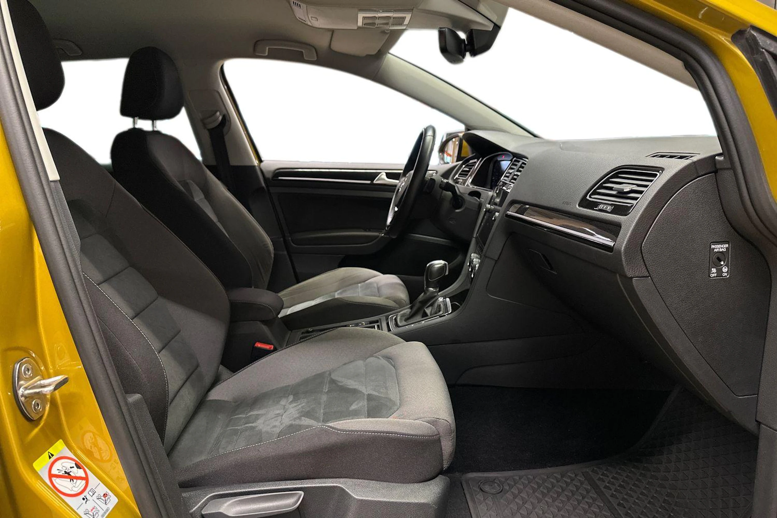 keltainen Volkswagen Golf 2018 kuva 9.