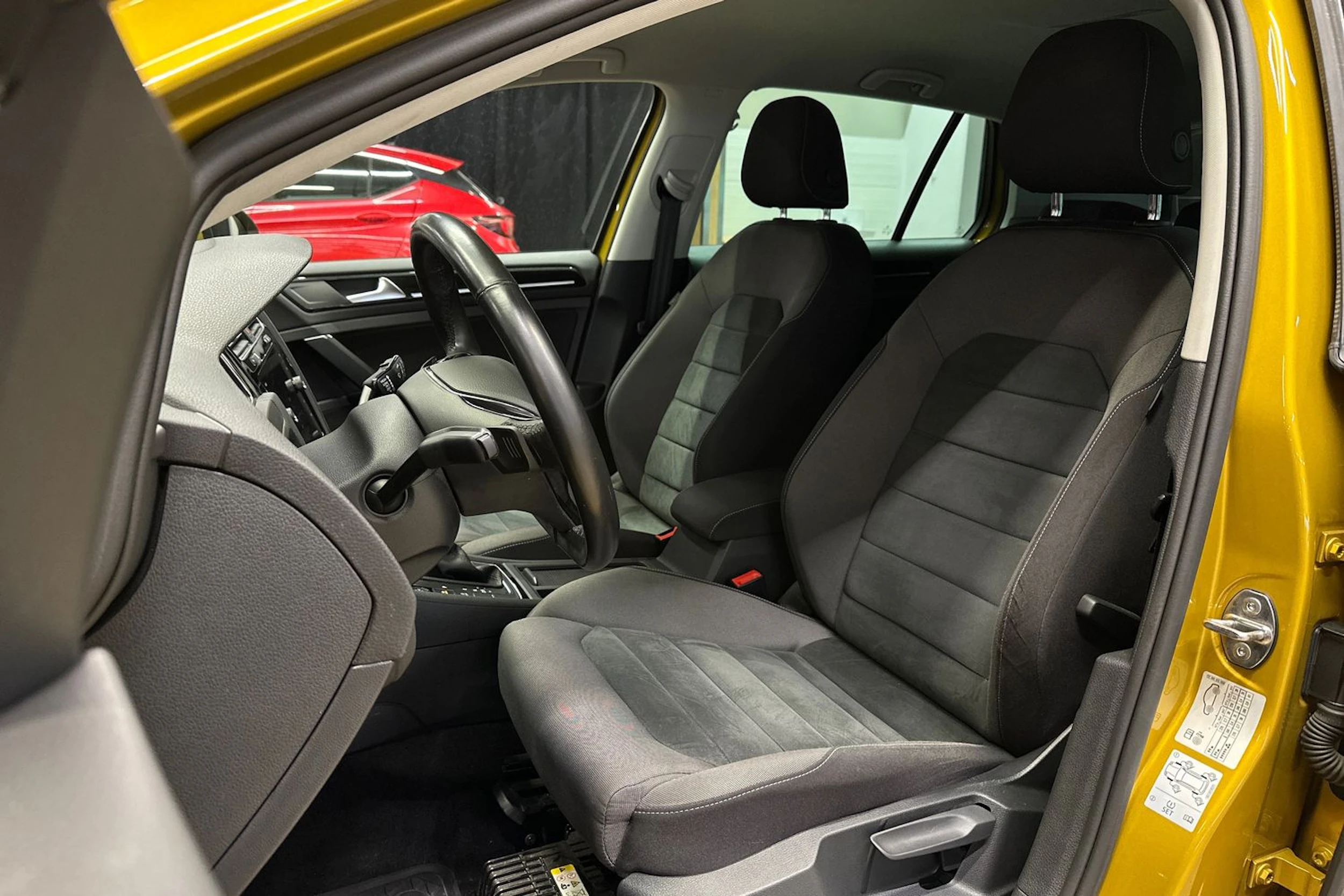 keltainen Volkswagen Golf 2018 kuva 11.
