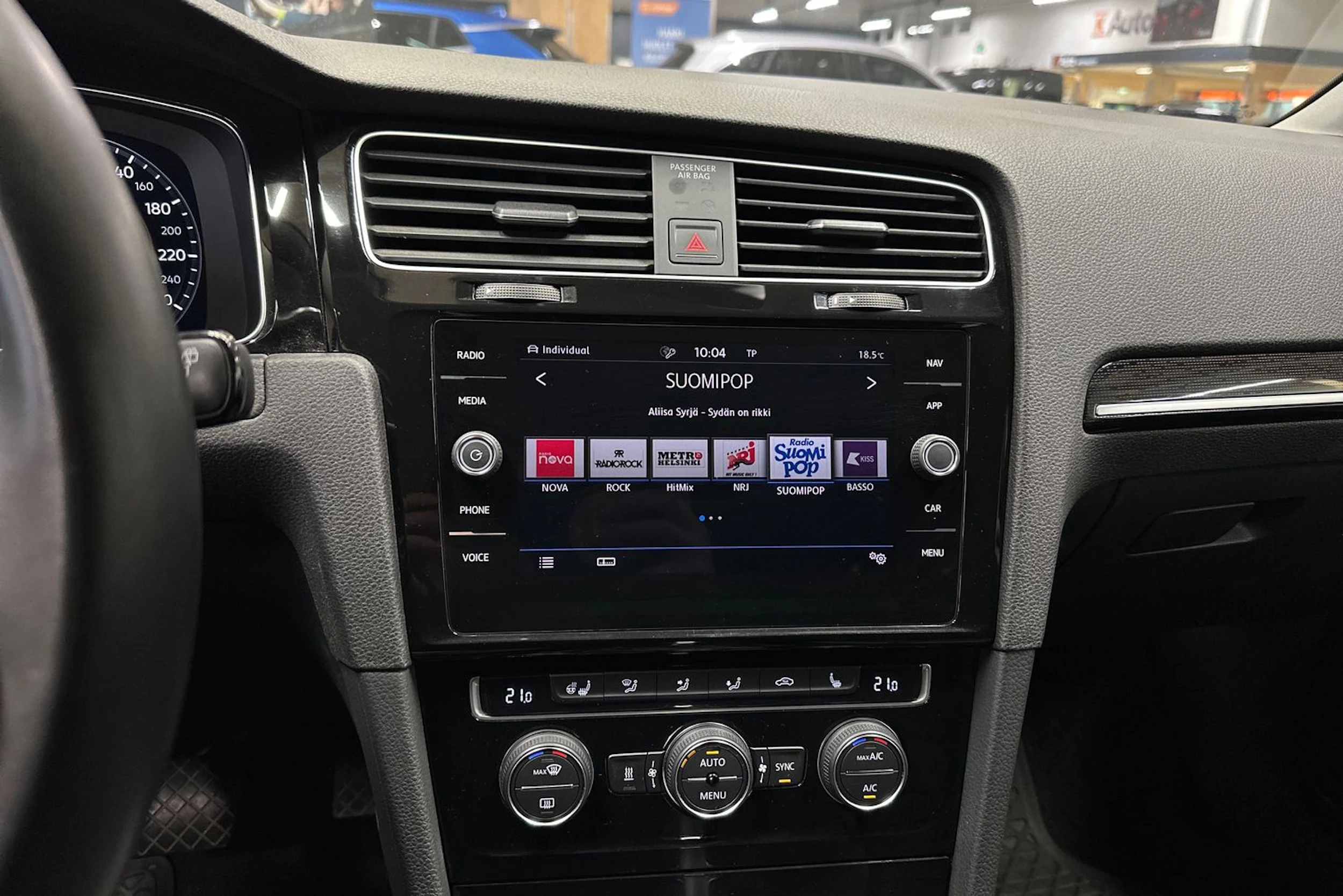 keltainen Volkswagen Golf 2018 kuva 16.