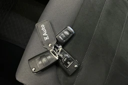 keltainen Volkswagen Golf 2018 kuva 17.