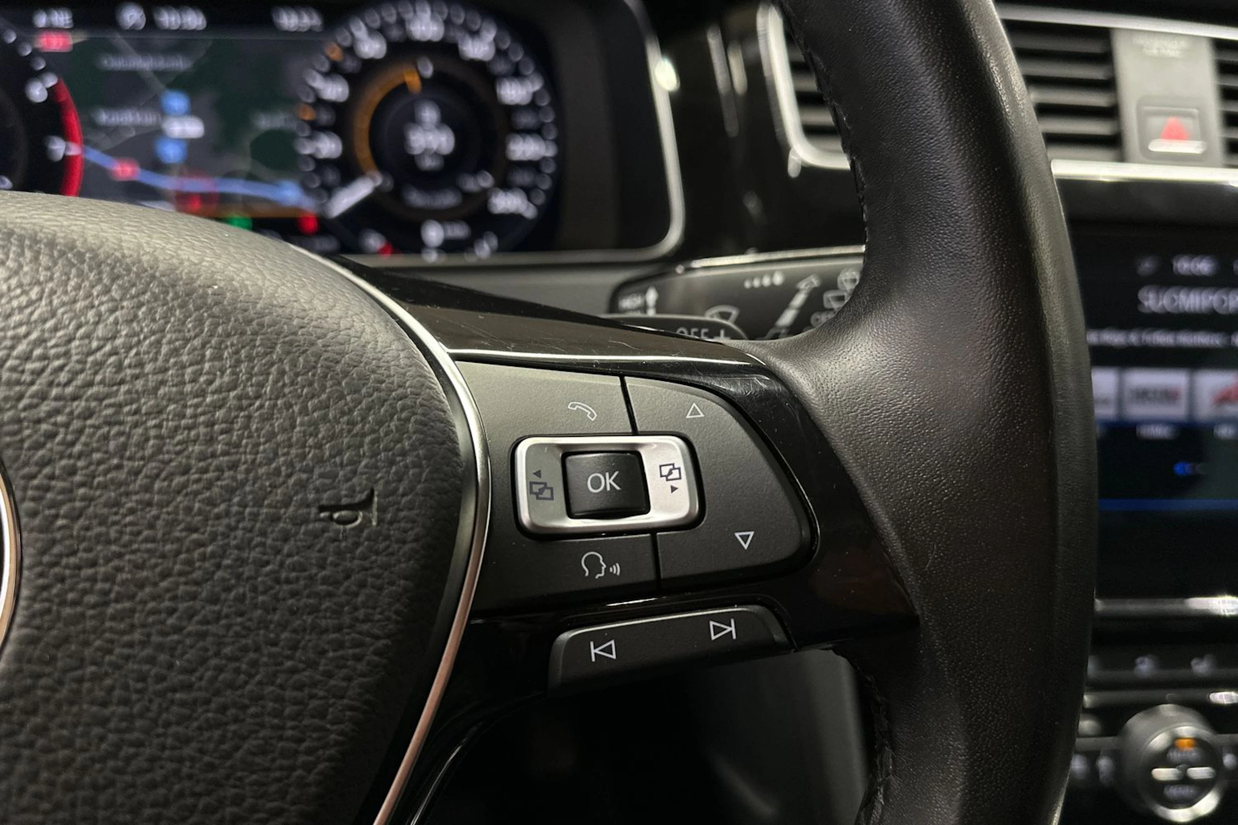 keltainen Volkswagen Golf 2018 kuva 20.