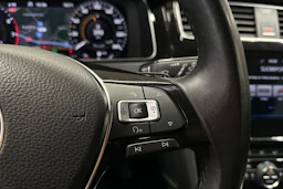keltainen Volkswagen Golf 2018 kuva 20.