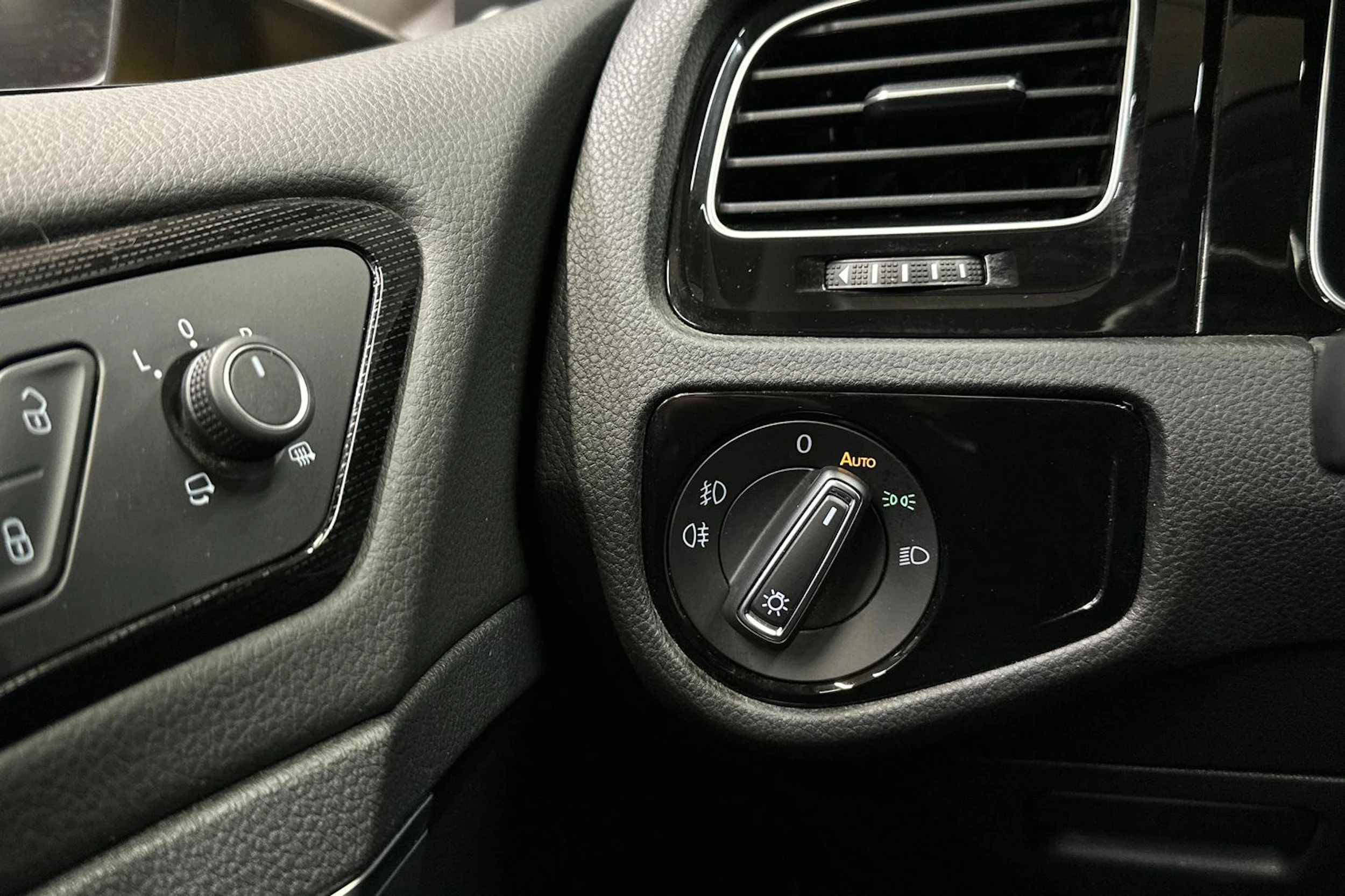 keltainen Volkswagen Golf 2018 kuva 21.