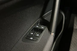 keltainen Volkswagen Golf 2018 kuva 22.