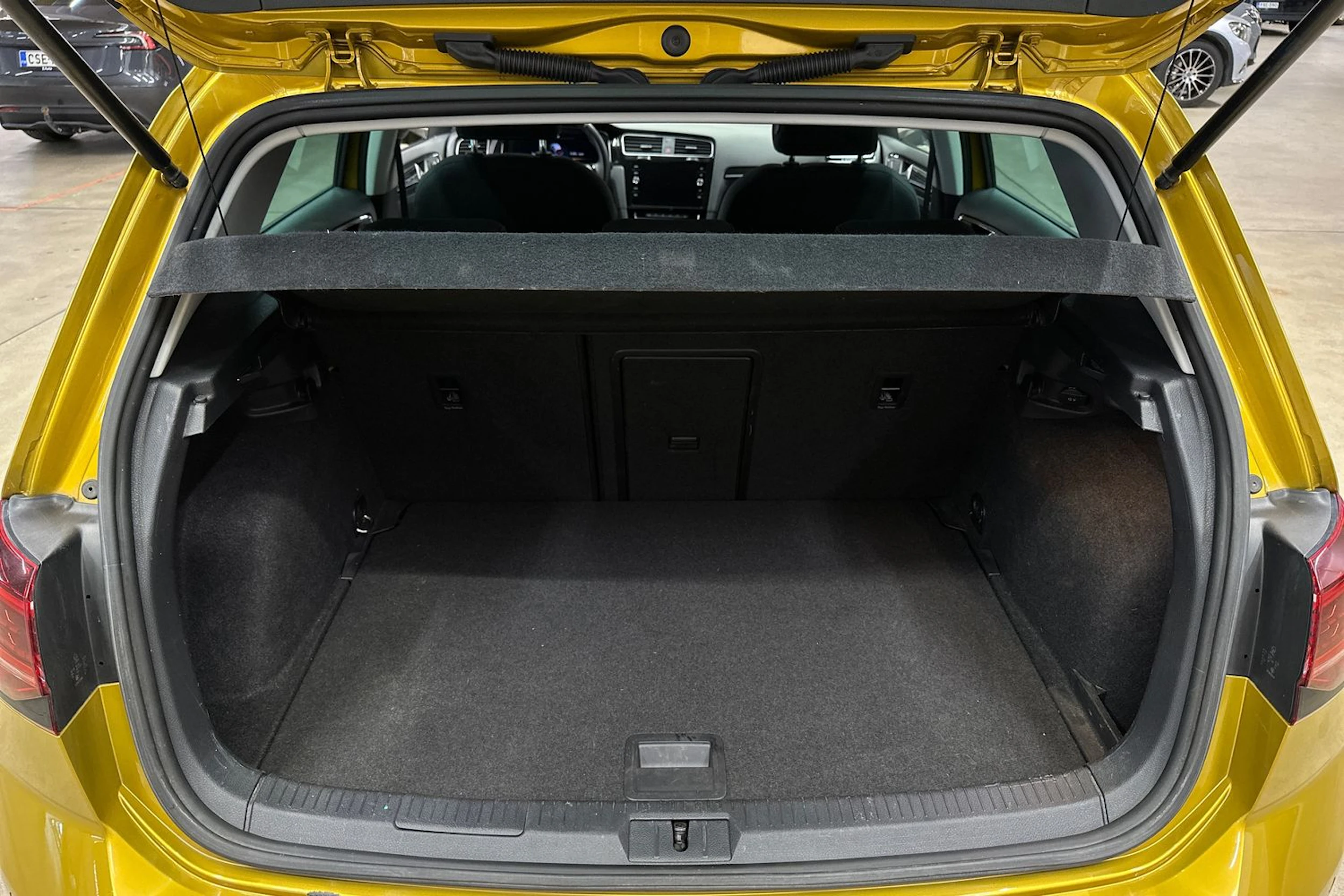 keltainen Volkswagen Golf 2018 kuva 23.