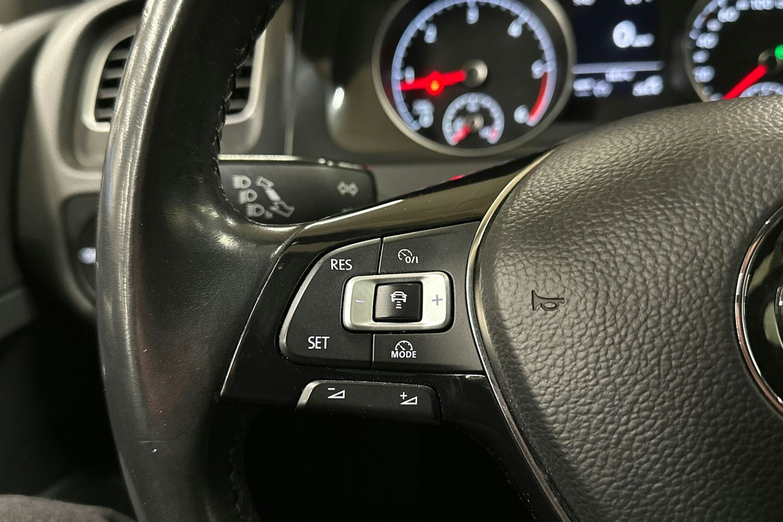 harmaa Volkswagen Golf 2018 kuva 24.