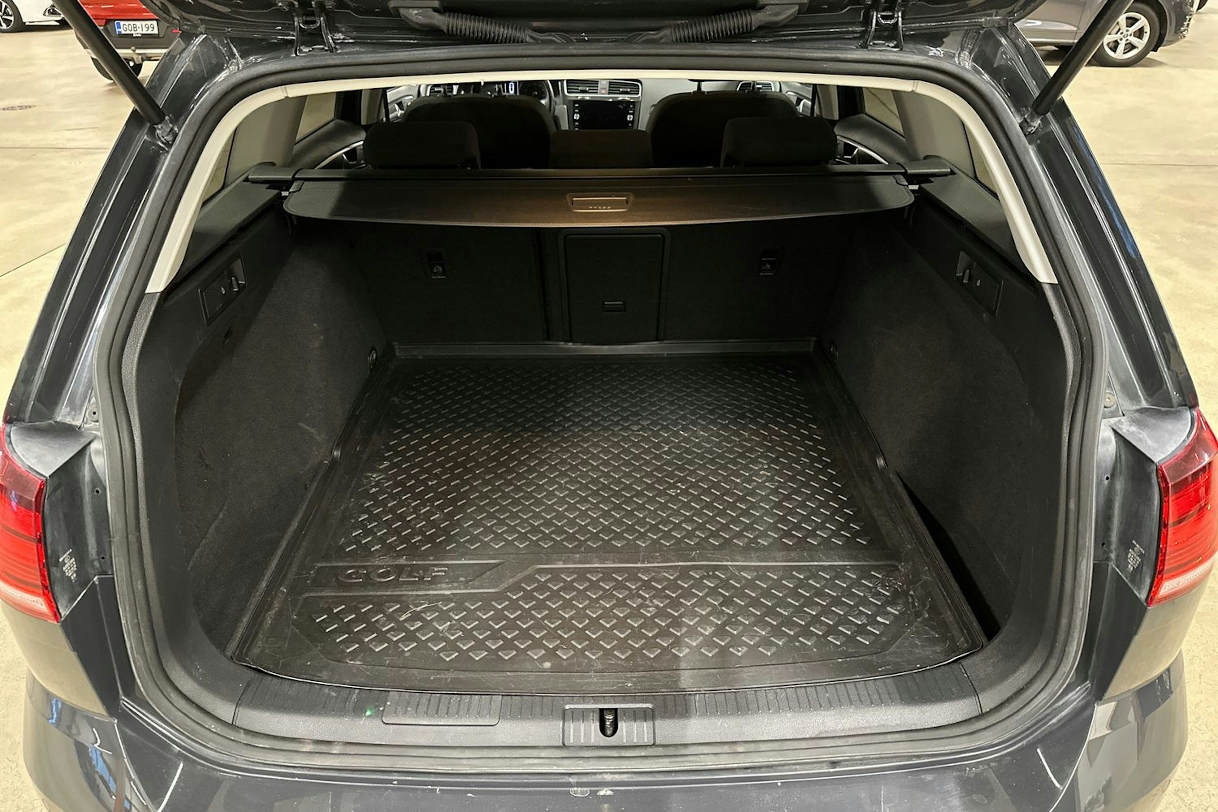 harmaa Volkswagen Golf 2018 kuva 28.