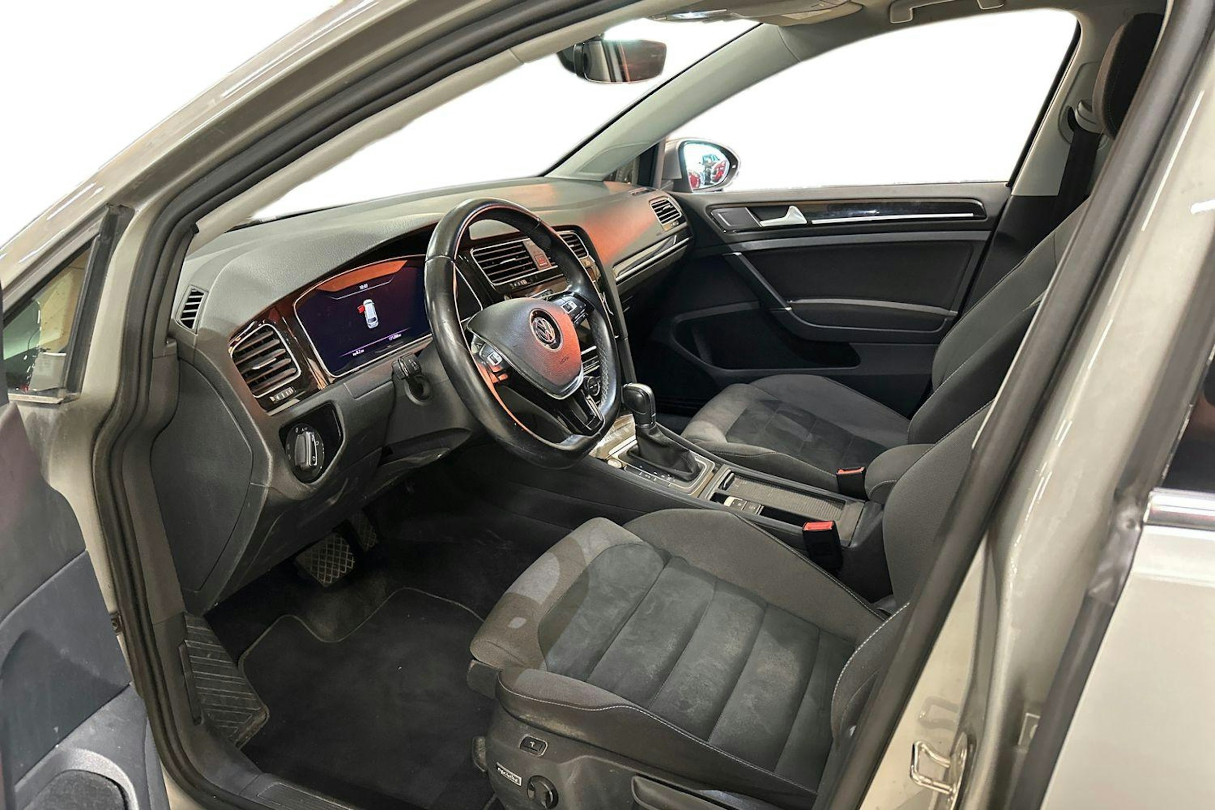 harmaa Volkswagen Golf 2018 kuva 3.