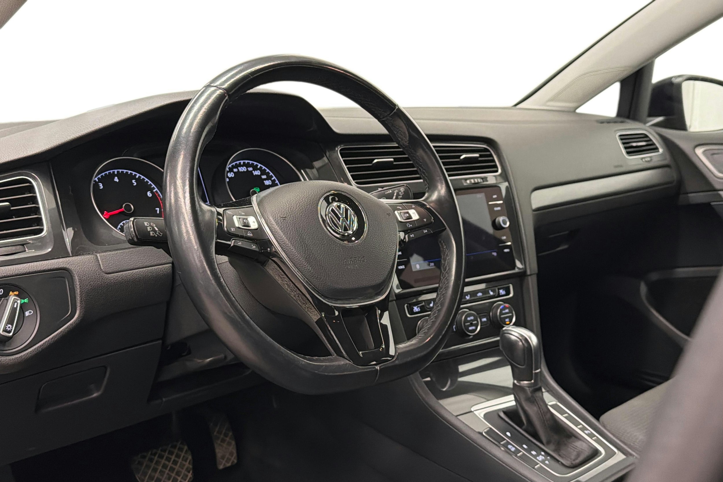 musta Volkswagen Golf 2018 kuva 6.