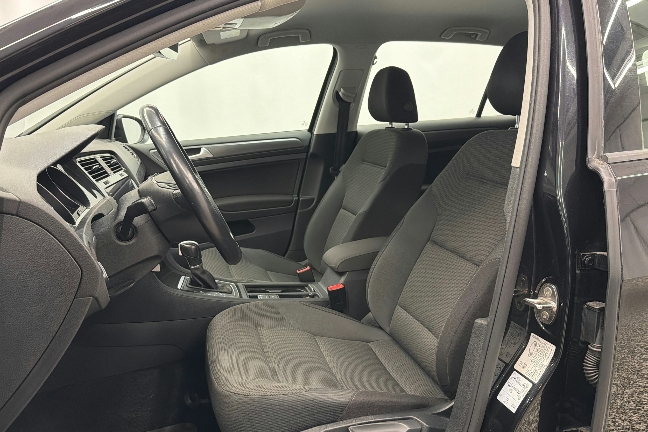 musta Volkswagen Golf 2018 kuva 12.