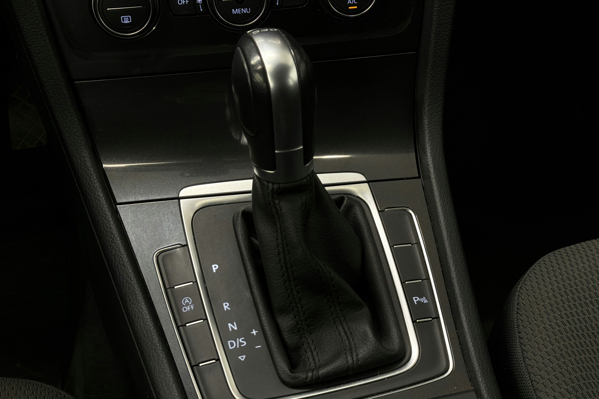 musta Volkswagen Golf 2018 kuva 14.