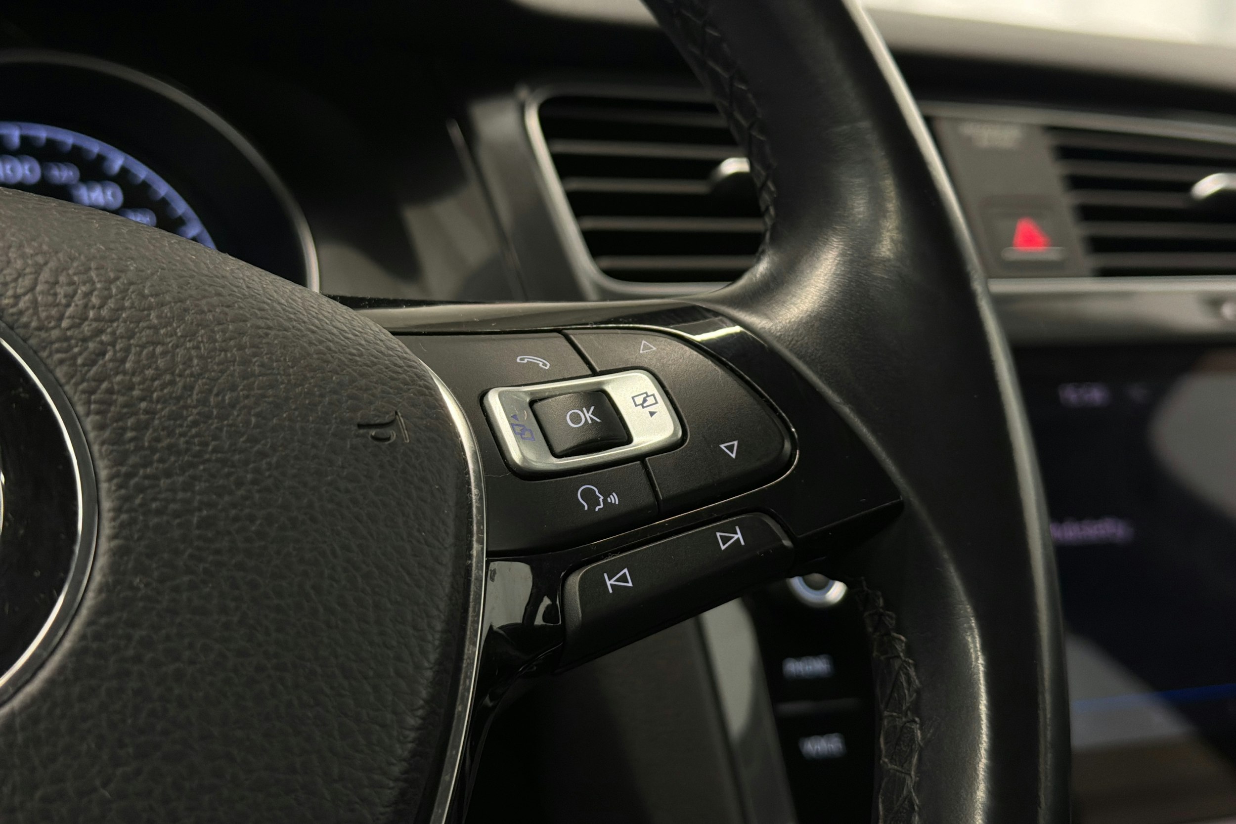 musta Volkswagen Golf 2018 kuva 16.