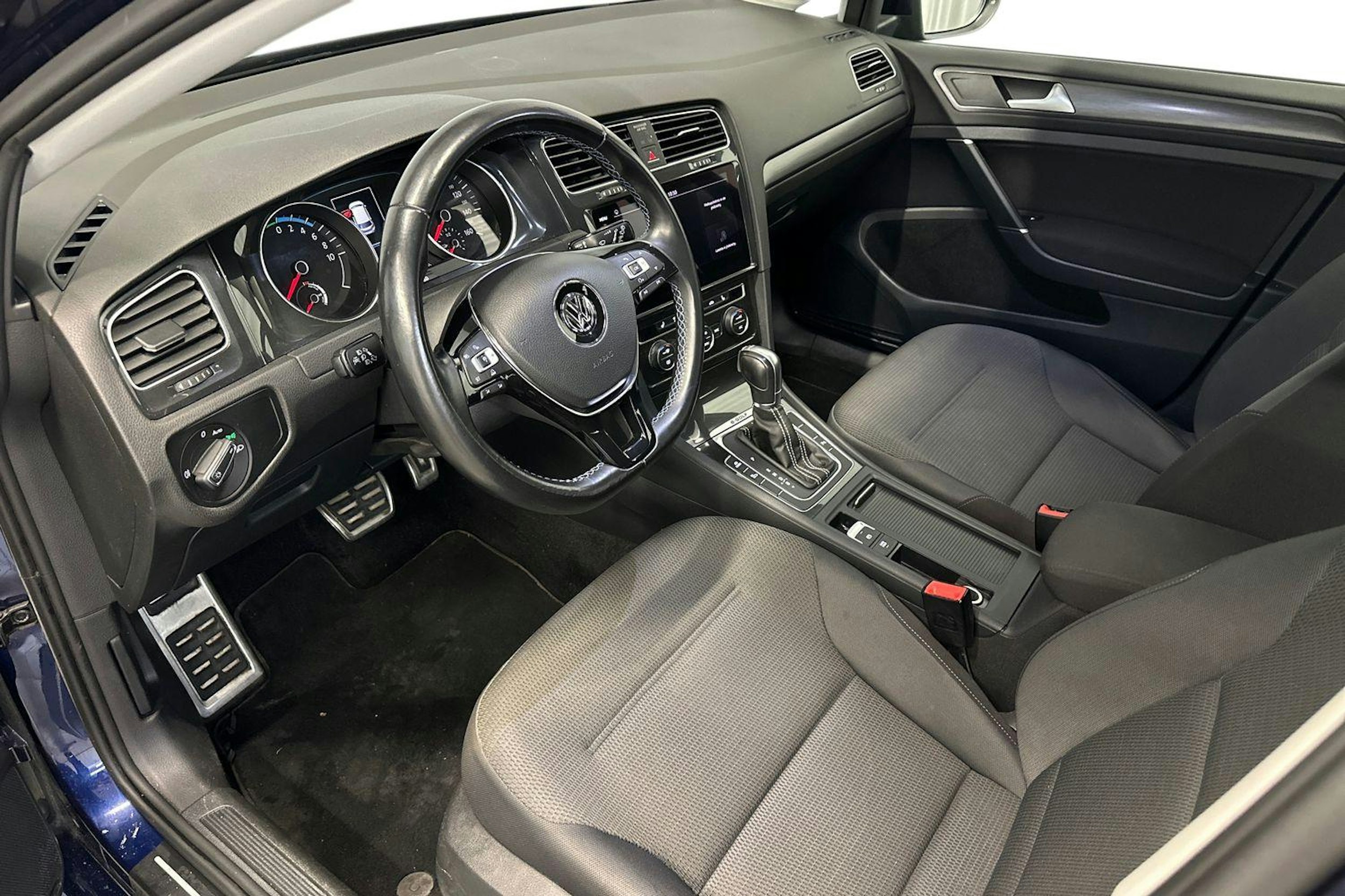 sininen Volkswagen Golf 2018 kuva 7.