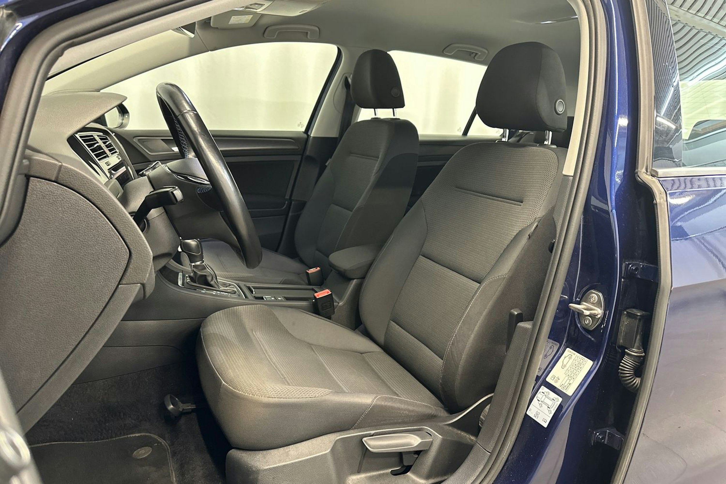 sininen Volkswagen Golf 2018 kuva 14.