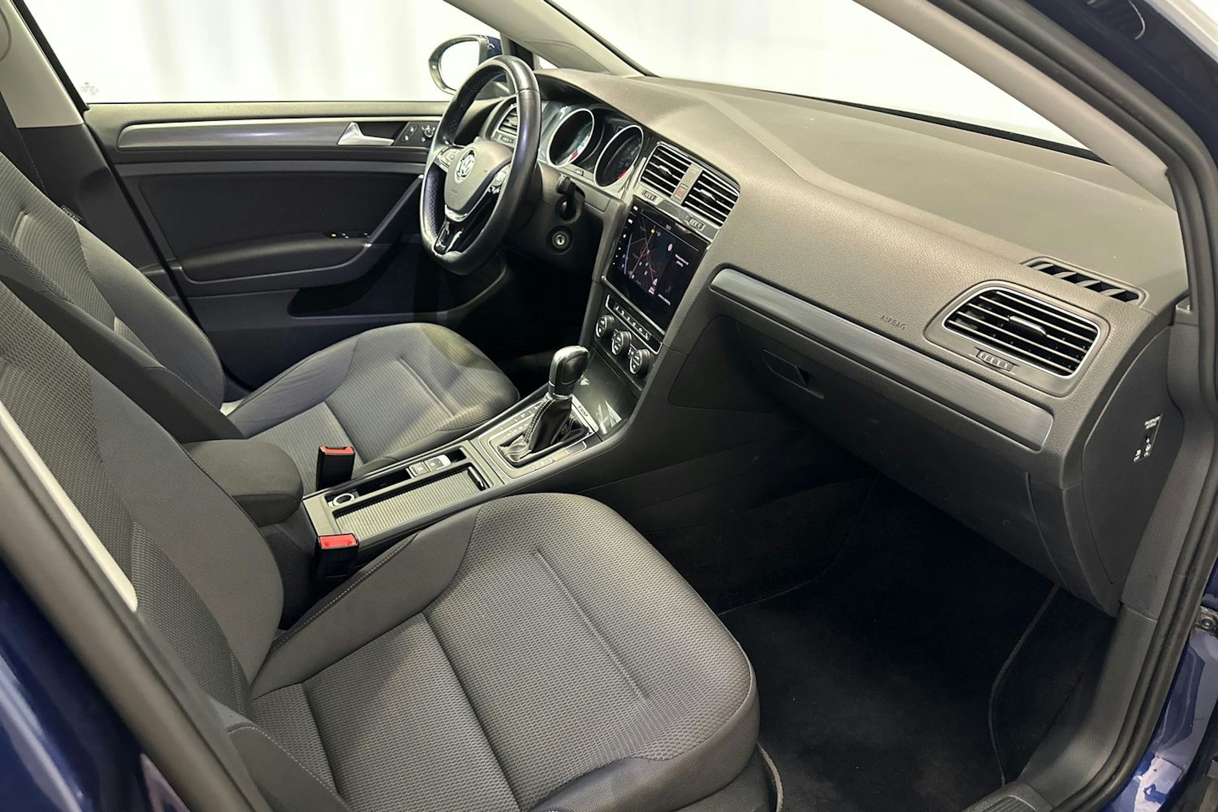 sininen Volkswagen Golf 2018 kuva 15.