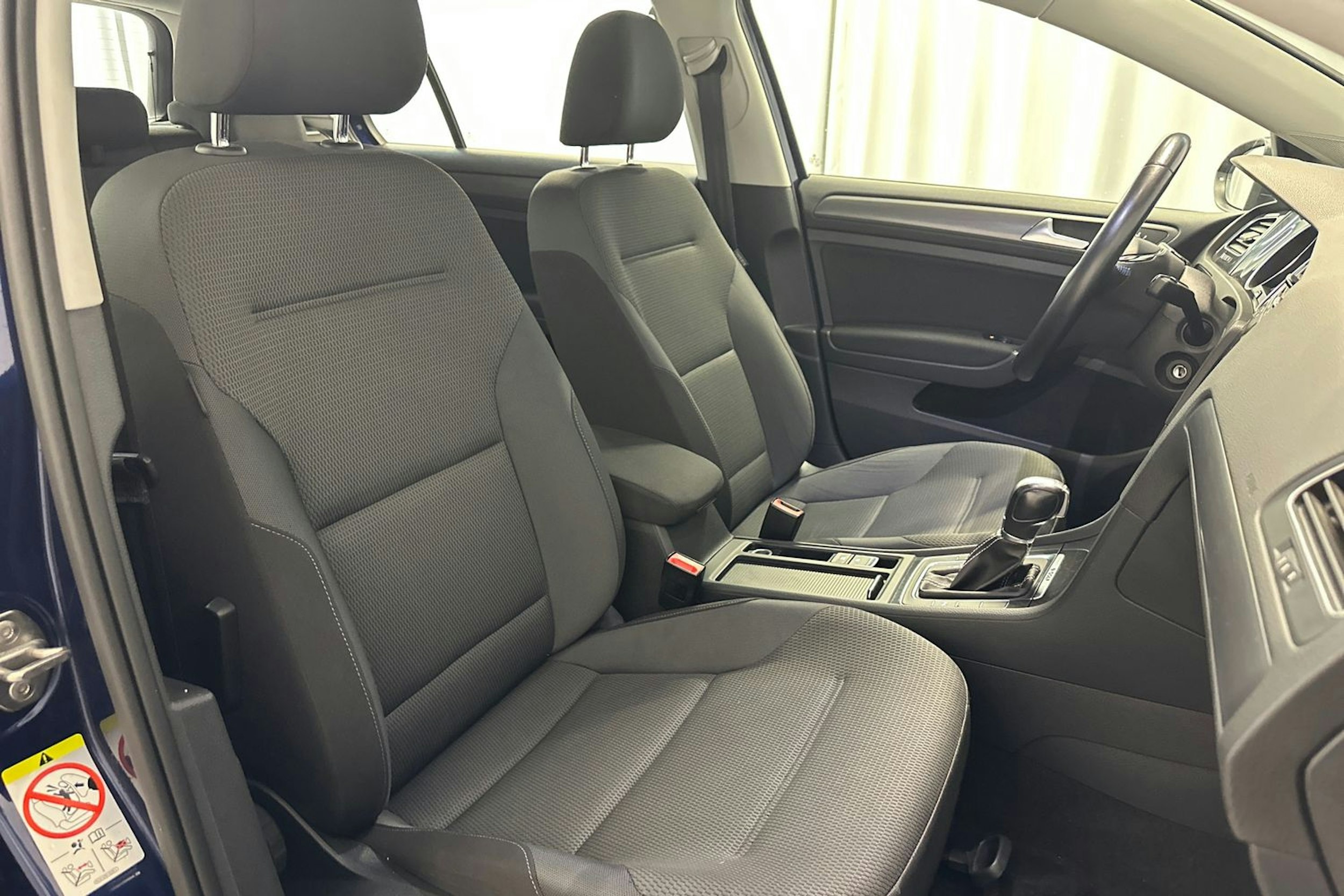 sininen Volkswagen Golf 2018 kuva 16.