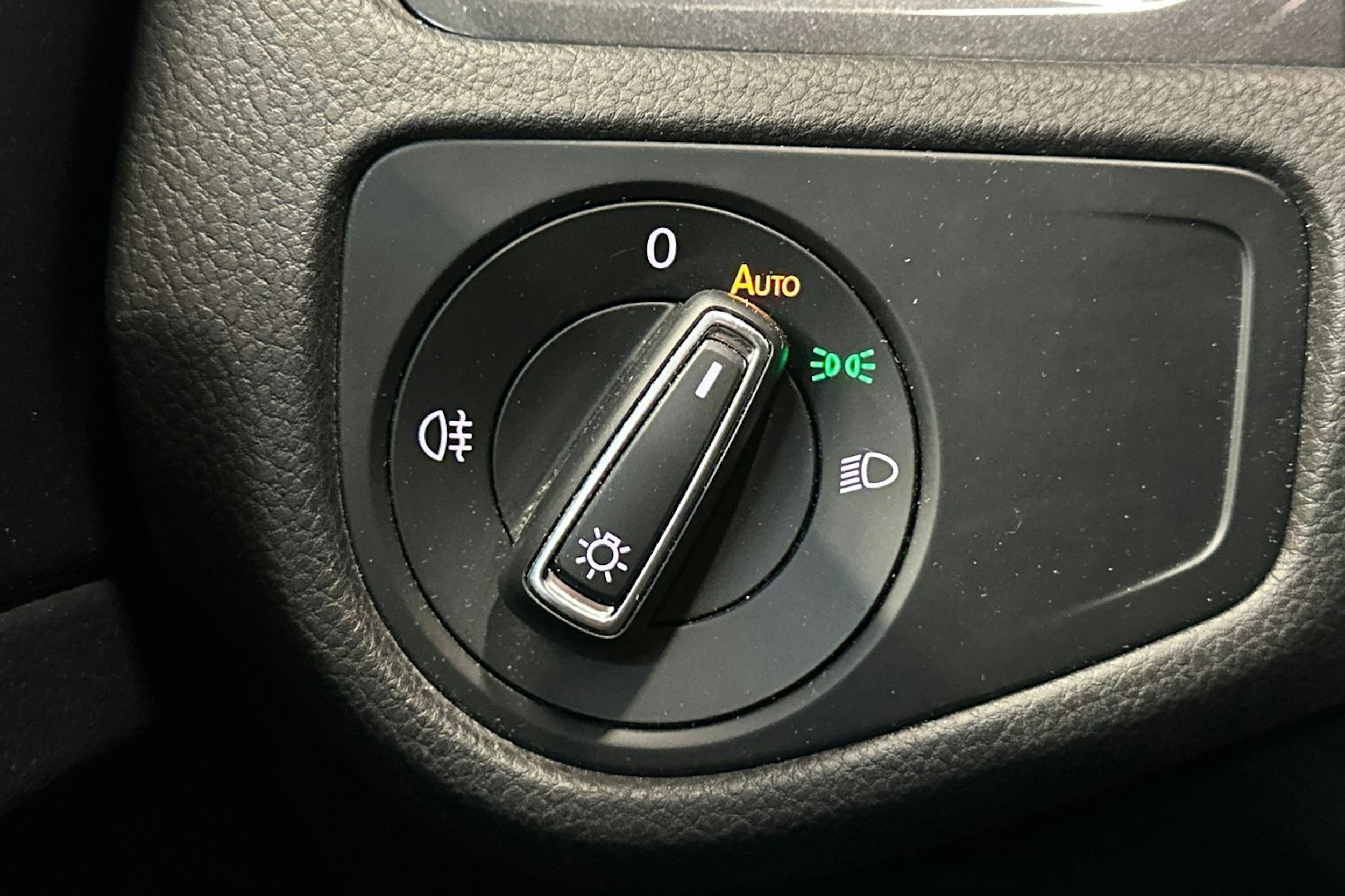 sininen Volkswagen Golf 2018 kuva 28.