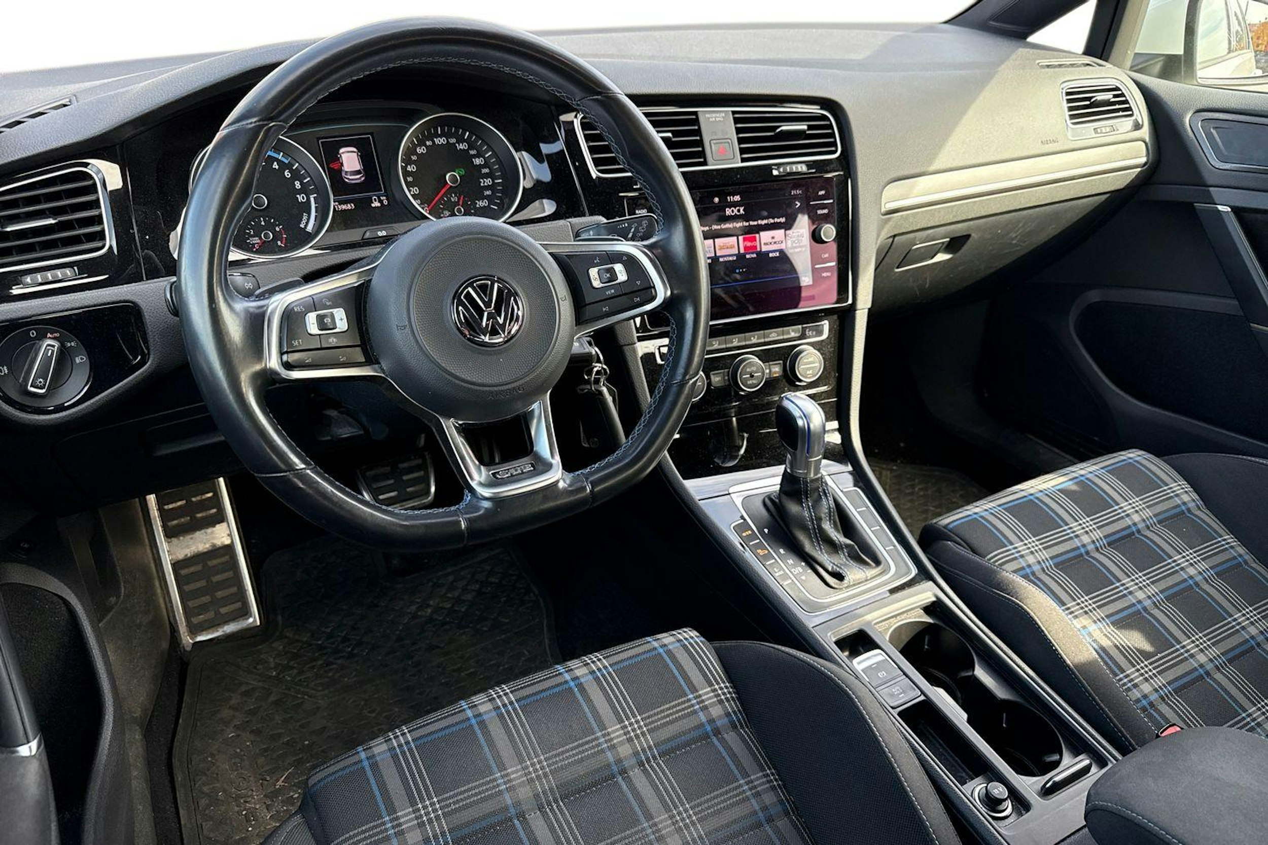 valkoinen Volkswagen Golf 2019 kuva 3.