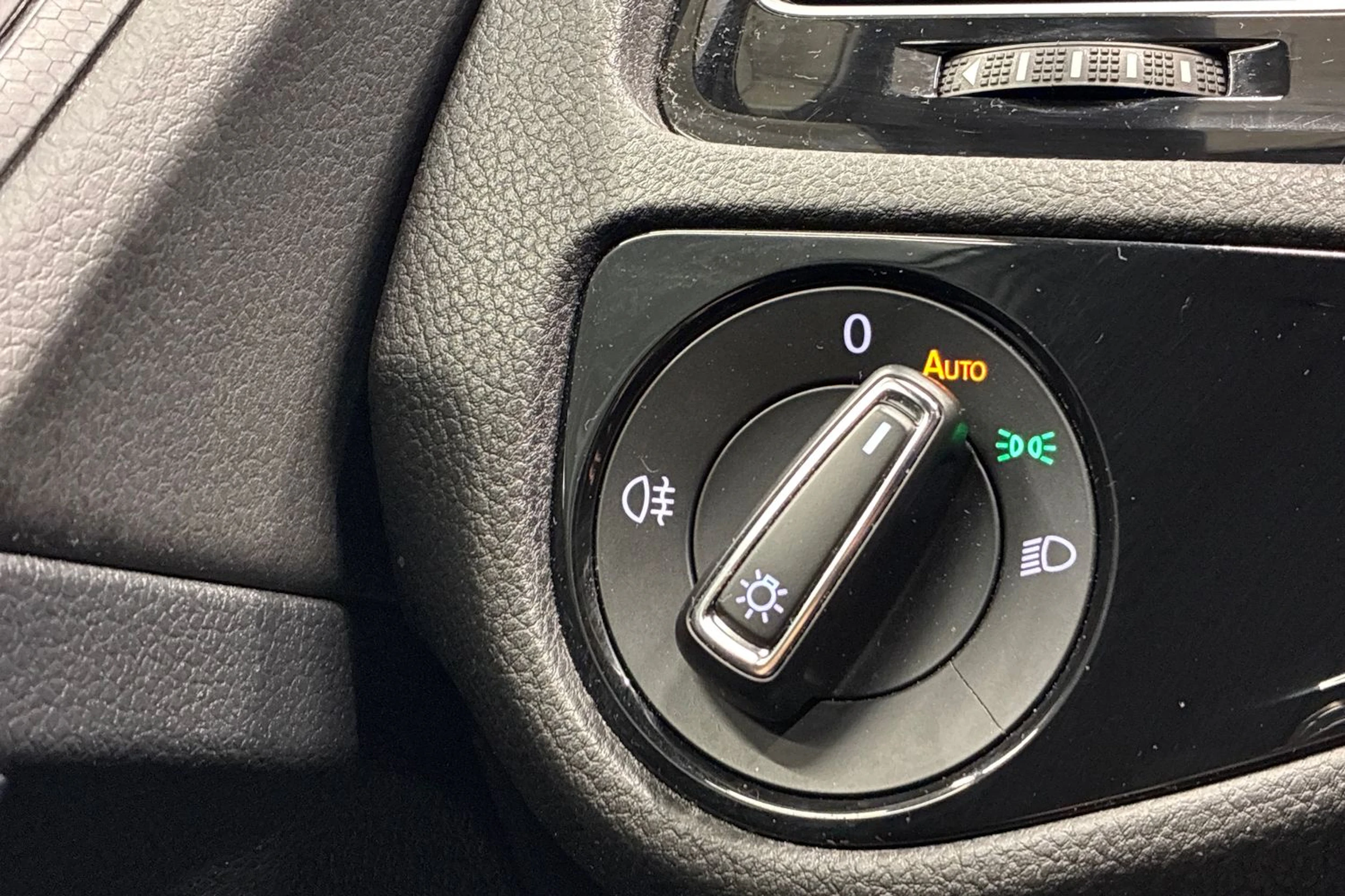 valkoinen Volkswagen Golf 2018 kuva 15.