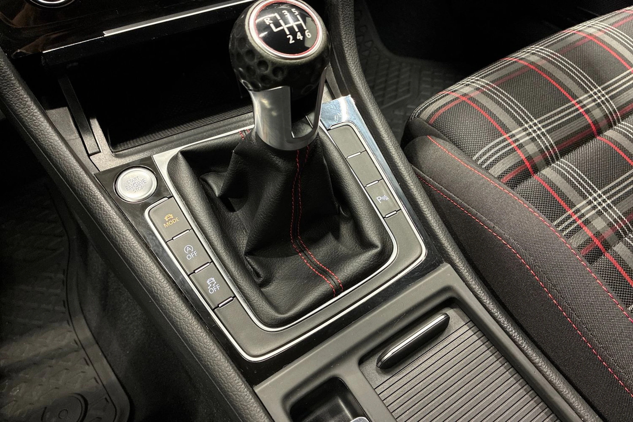 valkoinen Volkswagen Golf 2018 kuva 18.
