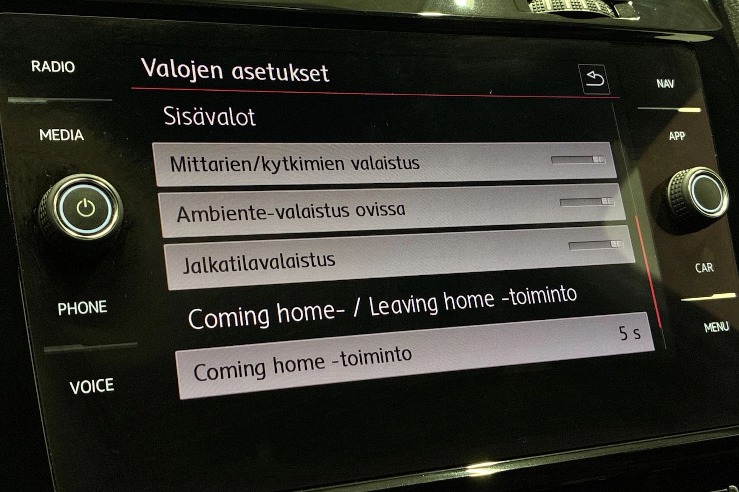 valkoinen Volkswagen Golf 2018 kuva 24.
