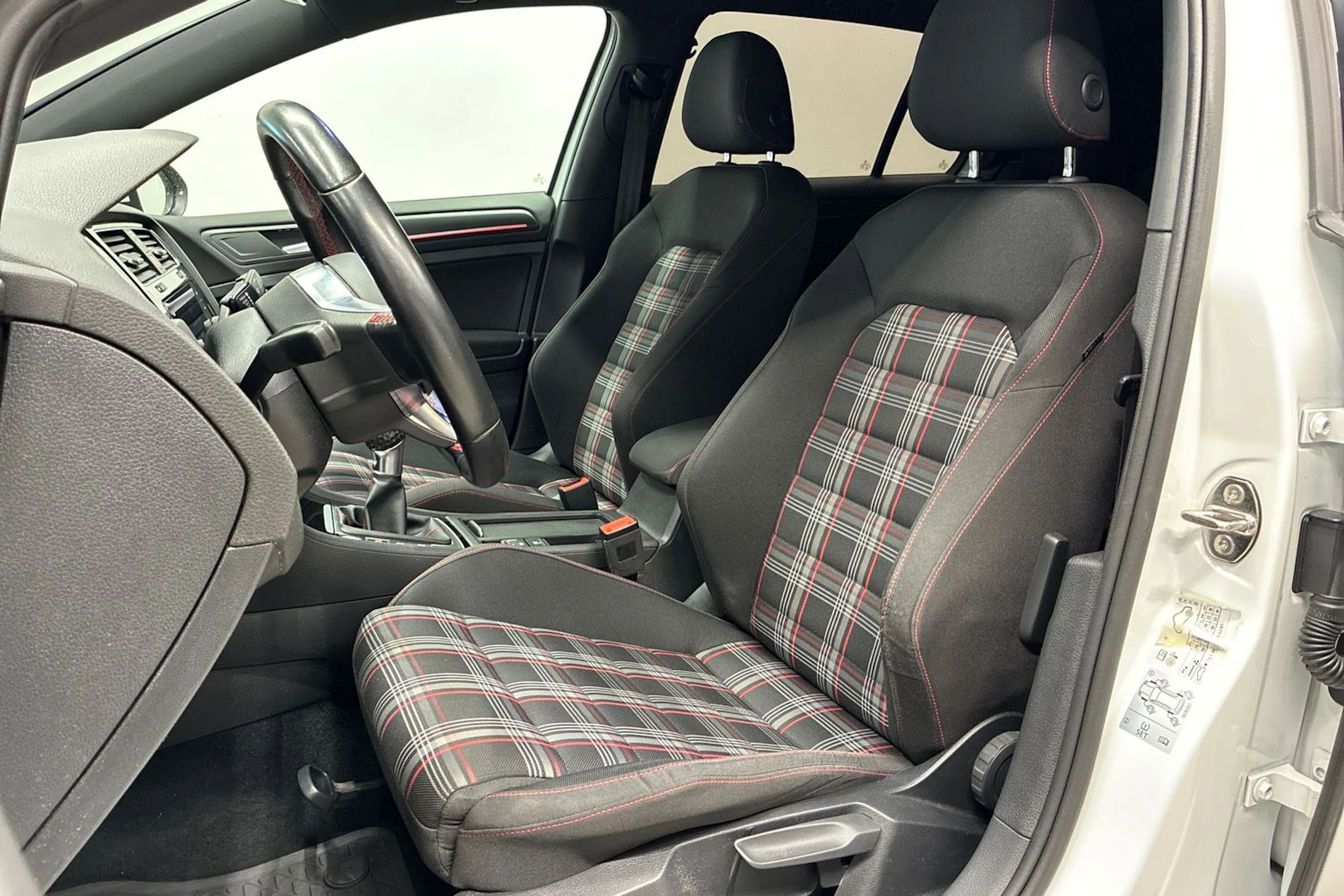 valkoinen Volkswagen Golf 2018 kuva 25.