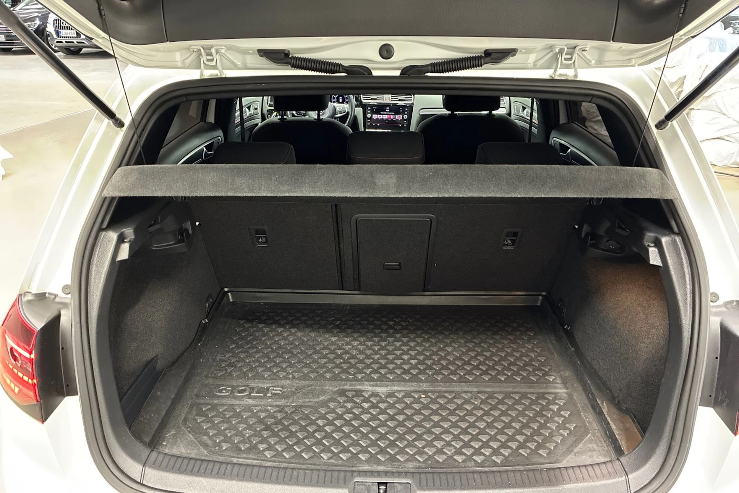 valkoinen Volkswagen Golf 2018 kuva 26.