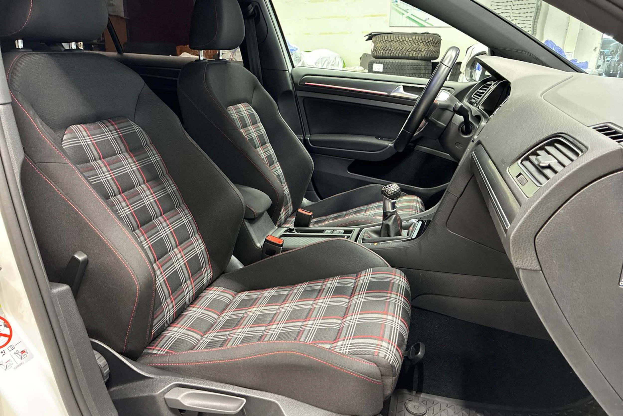 valkoinen Volkswagen Golf 2018 kuva 27.