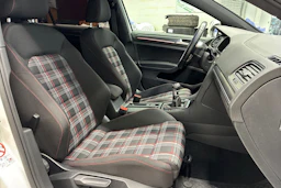 valkoinen Volkswagen Golf 2018 kuva 27.