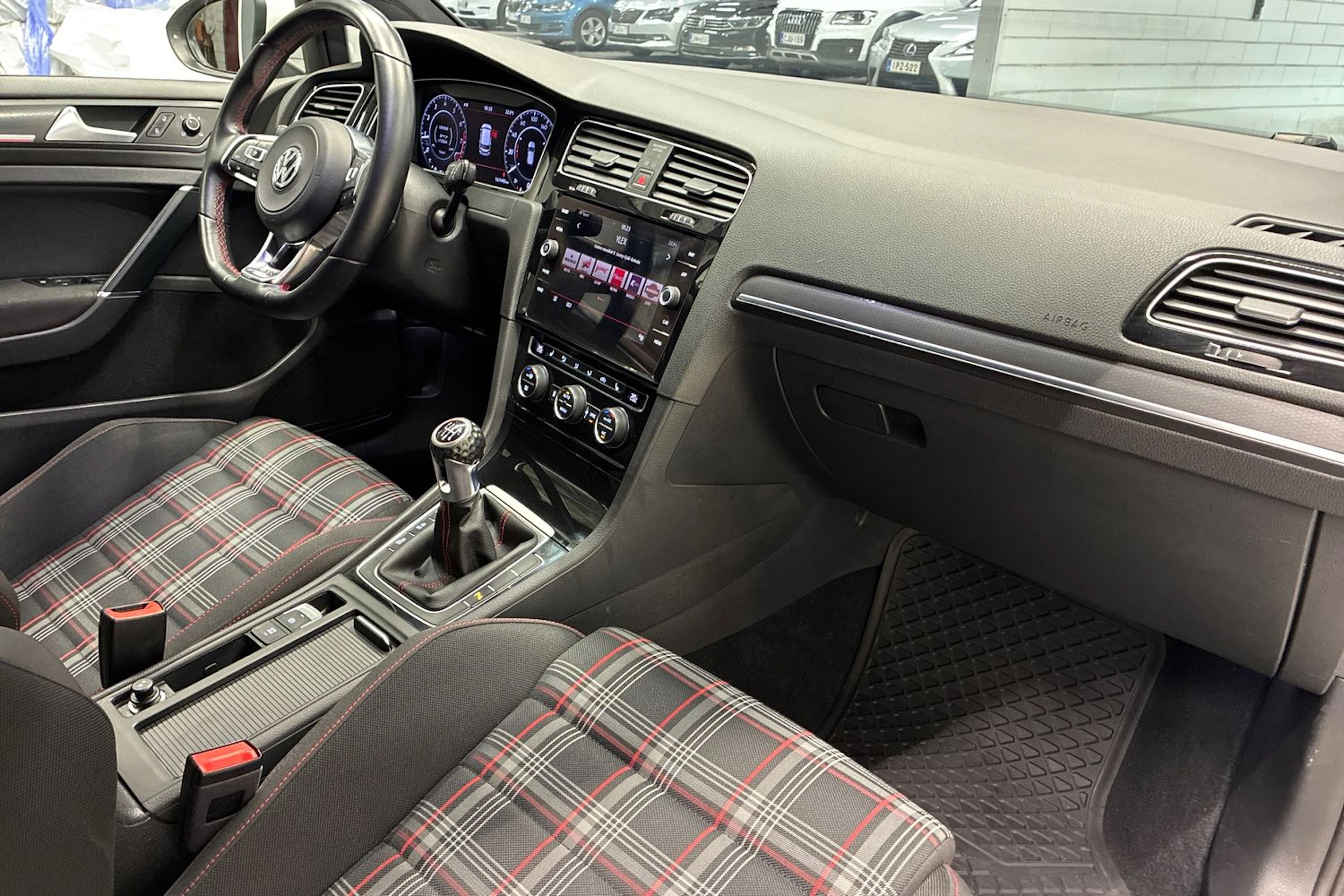 valkoinen Volkswagen Golf 2018 kuva 28.
