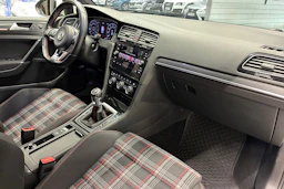 valkoinen Volkswagen Golf 2018 kuva 28.