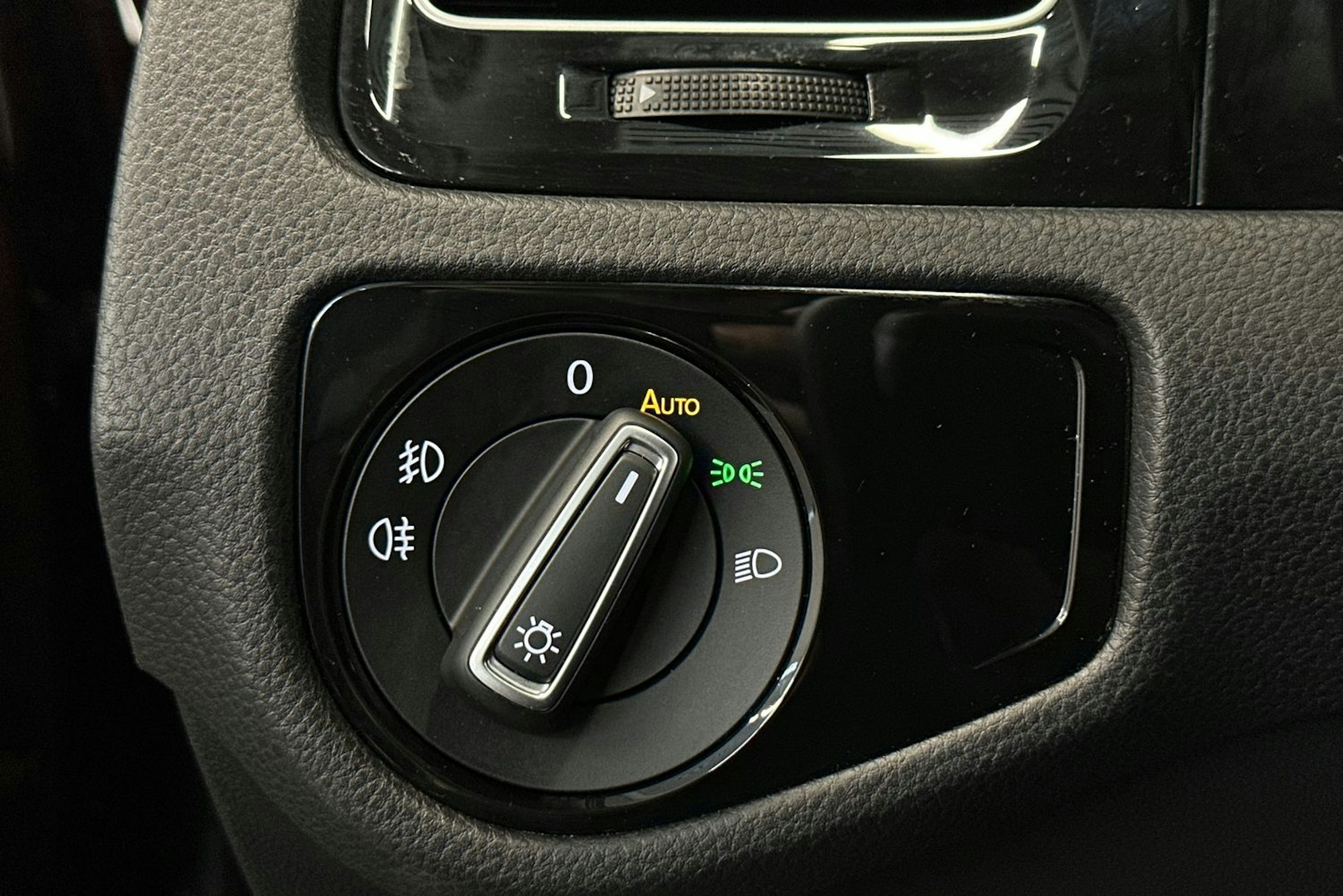 musta Volkswagen Golf 2018 kuva 18.