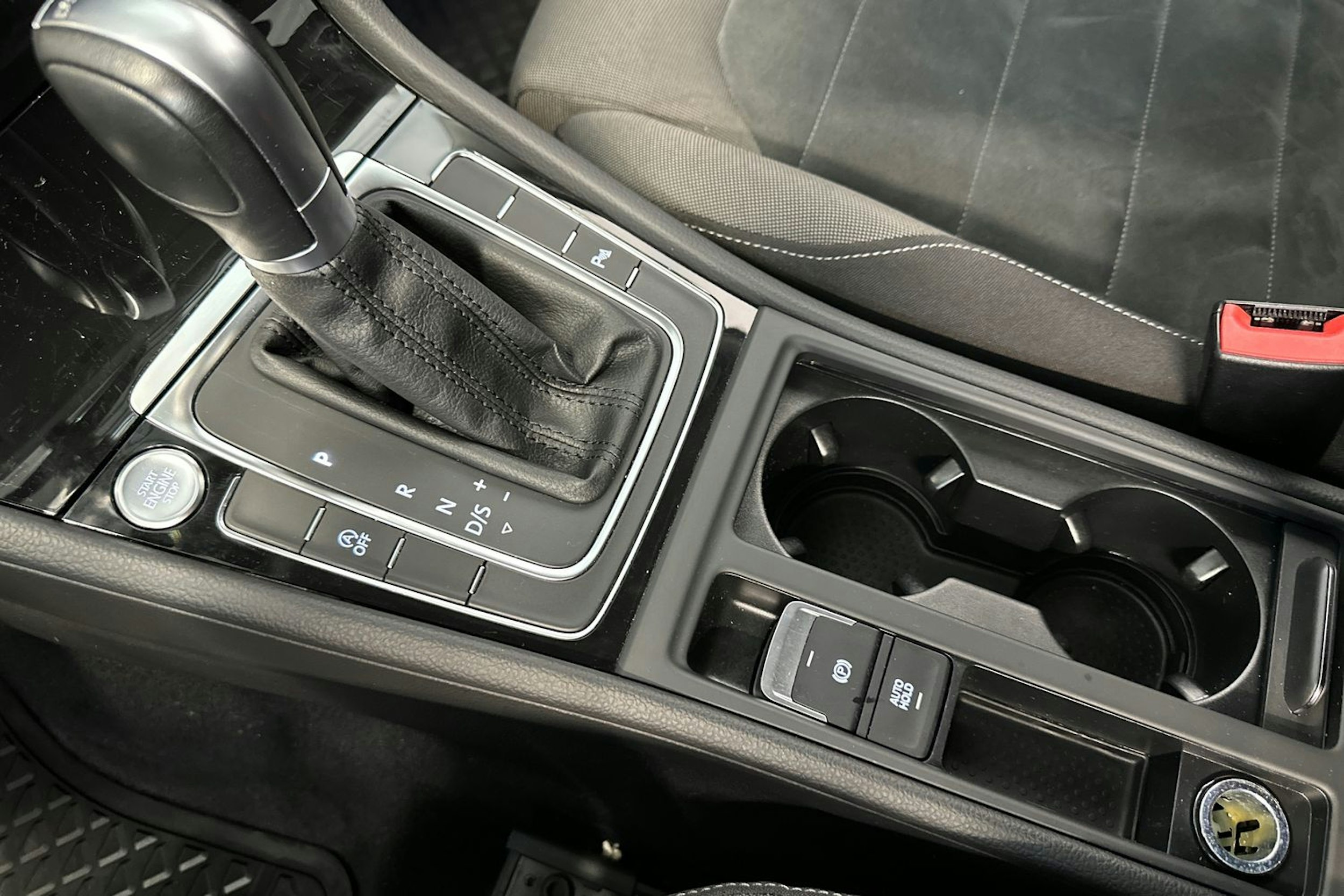 musta Volkswagen Golf 2018 kuva 22.