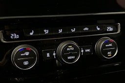 musta Volkswagen Golf 2018 kuva 23.