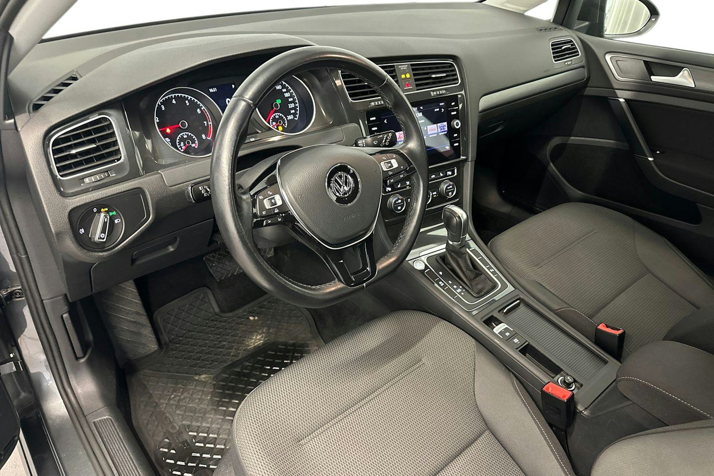 harmaa Volkswagen Golf 2018 kuva 7.