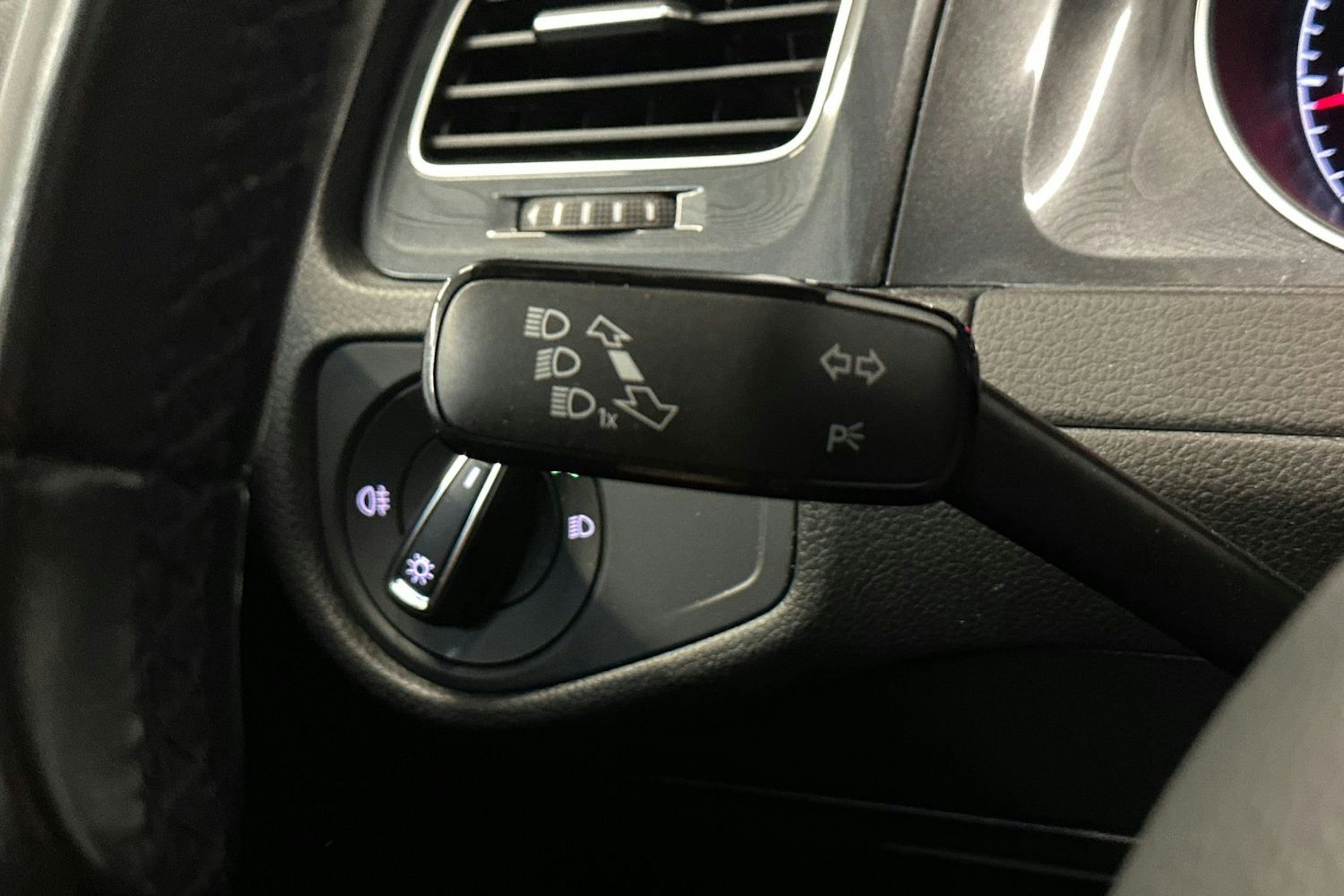 harmaa Volkswagen Golf 2018 kuva 16.